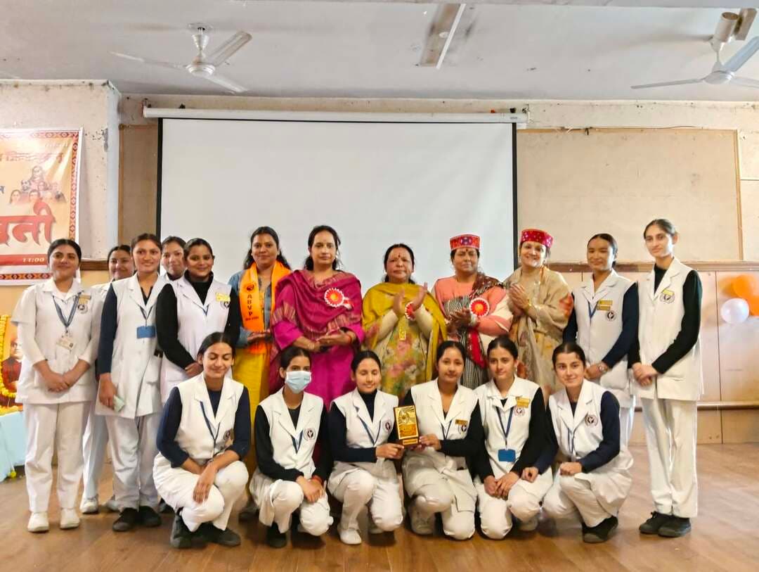 ढालपुर में एबीवीपी ने किया ओजस्विनी कार्यक्रम का आयोजन
छात्राओं के भविष्य को लेकर हुई चर्चा
Kullu Times
जिला कुल्लू के मुख्यालय ढालपुर के देव सदन में अखिल भारतीय विद्यार्थी परिषद कुल्लू के द्वारा नारी सम्मेलन ओजस्विनी कार्यक्रम का आयोजन किया गया। इस कार्यक्रम में पूर्व महिला आयोग की अध्यक्ष धनेश्वरी ठाकुर मुख्य अतिथि के रूप में शामिल रही तो वहीं श्यामा सोलंकी आरोग्य भारती जिला स्वास्थ्य प्रमुख, जिंदू देवी जिला परिषद सदस्य, बिंदिया सूद पतंजलि योग समिति कुल्लू जिला प्रभारी, जहान्वी चौहान प्रदेश सह मंत्री अखिल भारतीय विद्यार्थी परिषद विशेष अतिथि ने भी इस कार्यक्रम में शिरकत की। कुल्लू टाइम्स से बात करते हुए कुंगा देचेन ने बताया कि इस कार्यक्रम में अखिल भारतीय विद्यार्थी परिषद के द्वारा विभिन्न संस्थानों में पढ़ रही छात्राओं के साथ मिलकर आगामी भविष्य को लेकर चर्चा की और किस तरह से छात्राओं के साथ मिलकर समाज में नारी सशक्तिकरण को बढ़ावा दिया जा सकता है। इस पर विशेष रूप से चर्चा की गई। Akhil Bharatiya Vidyarthi Parishad (ABVP)