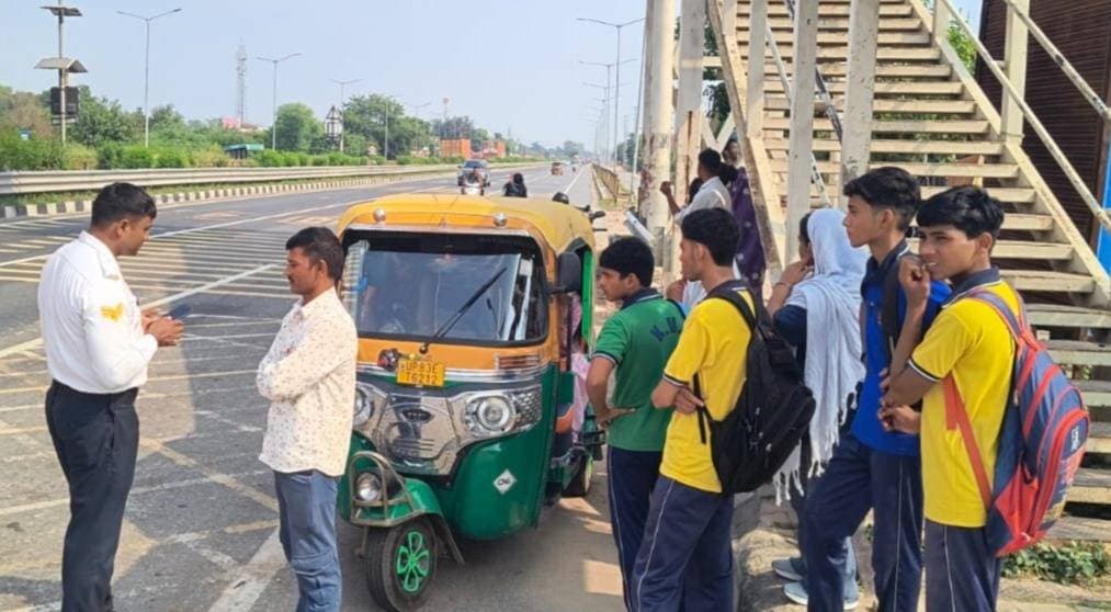 फिरोजाबाद यातायात पुलिस का विशेष अभियान, नियम तोड़ने वालों पर की कड़ी कार्यवाही ऑटो चालकों में मचा हड़कंप
फिरोजाबाद। वरिष्ठ पुलिस अधीक्षक आदित्य लांग्हे के निर्देशन में यातायात पुलिस टीम द्वारा जनपद में यातायात व्यवस्था को अधिक सुगम एवं व्यवस्थित बनाने के उद्देश्य से विशेष अभियान चलाया गया।
मानक से अधिक सवारी बैठाकर संचालित किए जा रहे 33 ऑटो / ई-रिक्शा के विरुद्ध चालान की कार्यवाही की गयी।
स्पीड मीटर के माध्यम से मार्गों पर वाहनों की गति की जांच की गयी तथा निर्धारित गति सीमा से अधिक गति से वाहन चलाने वाले 151 वाहन चालकों के विरुद्ध ओवरस्पीड के तहत चालान की कार्यवाही की गयी।
612 अन्य वाहनों के विरुद्ध यातायात नियमों के उल्लंघन में वैधानिक चालान की कार्यवाही की गयी।
यातायात नियमों का पालन न करने वाले कुल 03 वाहनों के विरुद्ध सीज की कार्यवाही की गयी।
यातायात नियमों का उल्लंघन करने वाले 15 वाहन चालकों के ड्राइविंग लाइसेंस निरस्त किए गए हैं।
अभियान के दौरान बिना हेलमेट दोपहिया वाहन चलाने वाले चालकों को हेलमेट के महत्व के बारे में जागरूक किया गया और हेलमेट बैंक के माध्यम से लोगों को जागरूक किया गया।
ब्रेथ एनालाइजर के माध्यम से वाहन चालकों की जांच की गयी तथा नशे की हालत में वाहन न चलाने के संबंध में जागरूक किया गया।
@SSP Firozabad @Aditya Langhe @CO Traffic @Firozabad Traffic Police @UP Police
#FirozabadPolice #TrafficAbhiyan #RoadSafety #HelmetBank #OverSpeed #FirozabadNews #UPPolice #TrafficRules