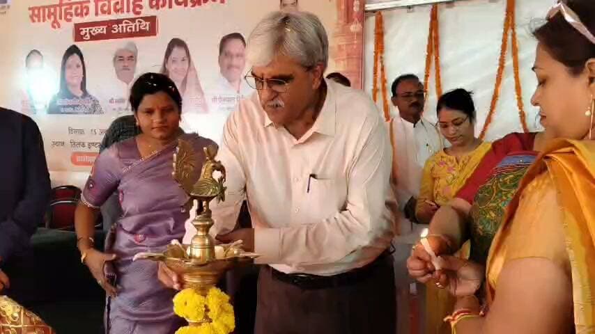 फिरोजाबाद में समाज कल्याण विभाग का भव्य सामूहिक विवाह समारोह का आयोजन, 217 जोड़े बंधे शादी के बंधन में
फिरोजाबाद। समाज कल्याण विभाग द्वारा मुख्यमंत्री सामूहिक विवाह योजना के अंतर्गत आज तिलक इंटर कॉलेज, बाईपास रोड में सामूहिक विवाह कार्यक्रम का भव्य आयोजन किया गया।
कार्यक्रम में कुल 217 जोड़ों का विवाह एवं निकाह संपन्न हुआ। जिसमें 144 हिंदू और 73 मुस्लिम जोड़े शामिल रहे। ब्लॉक वार - नगर निगम फिरोजाबाद से 107, टूंडला से 41, नारखी से 39 एवं शिकोहाबाद से 30 जोड़े। जाति वार - सामान्य वर्ग 2, पिछड़ा वर्ग 80, अल्पसंख्यक 73, अनुसूचित जाति 62।
योजना के तहत प्रति जोड़ा 1 लाख रुपये की सहायता दी गई। जिसमें 64 हजार रुपये कन्या के खाते में, 21 हजार के बर्तन-कपड़े उपहार स्वरूप और 15 हजार रुपये भोजन व टेंट व्यवस्था पर खर्च किए गए।
कार्यक्रम में नगर विधायक मनीष असीजा, महापौर कामिनी राठौर, मुख्य विकास अधिकारी शत्रोहन वैश्य, डीसी मनरेगा तूलिका श्रीवास्तव, जिला समाज कल्याण अधिकारी राजमती, जिला अल्पसंख्यक कल्याण अधिकारी निधि सिंह, डीआईओएस मुदिता पांडे, जिला बेसिक शिक्षा अधिकारी अनिल कुमार, जिला प्रोबेशन अधिकारी मिथिलेश कुमार, समाज कल्याण विभाग से छात्रावास अधीक्षक सैलई राजीव गौतम, छात्रावास अधीक्षक महिला दाऊदयाल लाल सिंह, छात्रावास अधीक्षक टूंडला, लिपिक रजनेश सहित समाज कल्याण विभाग के समस्त कर्मचारी मौजूद रहे।
@Manish Asija @Kamini Rathore @CDO Firozabad @DM Firozabad @UP Govt @Samaj Kalyan Vibhag
#FirozabadNews #SamuhikVivahYojana #MukhymantriSamuhikVivah #Firozabad #TilakInterCollege #ManishAsija #ShatrohanVaishya #TulikaSrivastava #KashmirJournalist #BreakingNews