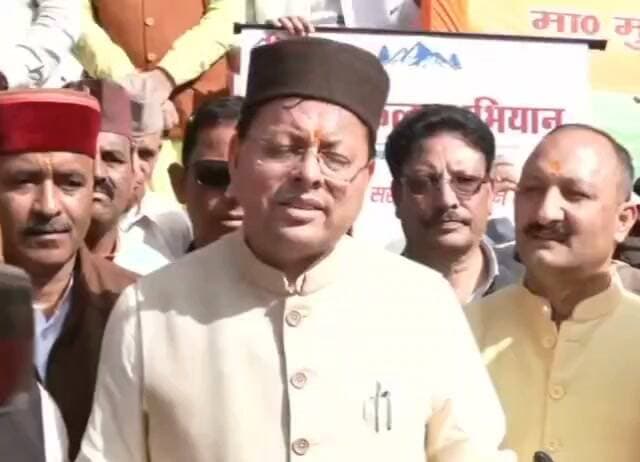 Ankita Bhandari Case पर कांग्रेस कर रही राजनीति
उत्तरकाशी में मुख्यमंत्री पुष्कर सिंह धामी ने अंकिता भंडारी मामले को लेकर कहा कि कांग्रेस के पास आज कोई ठोस मुद्दा नहीं बचा है, इसलिए वह बेटी अंकिता भंडारी के नाम पर राजनीति कर रही है।