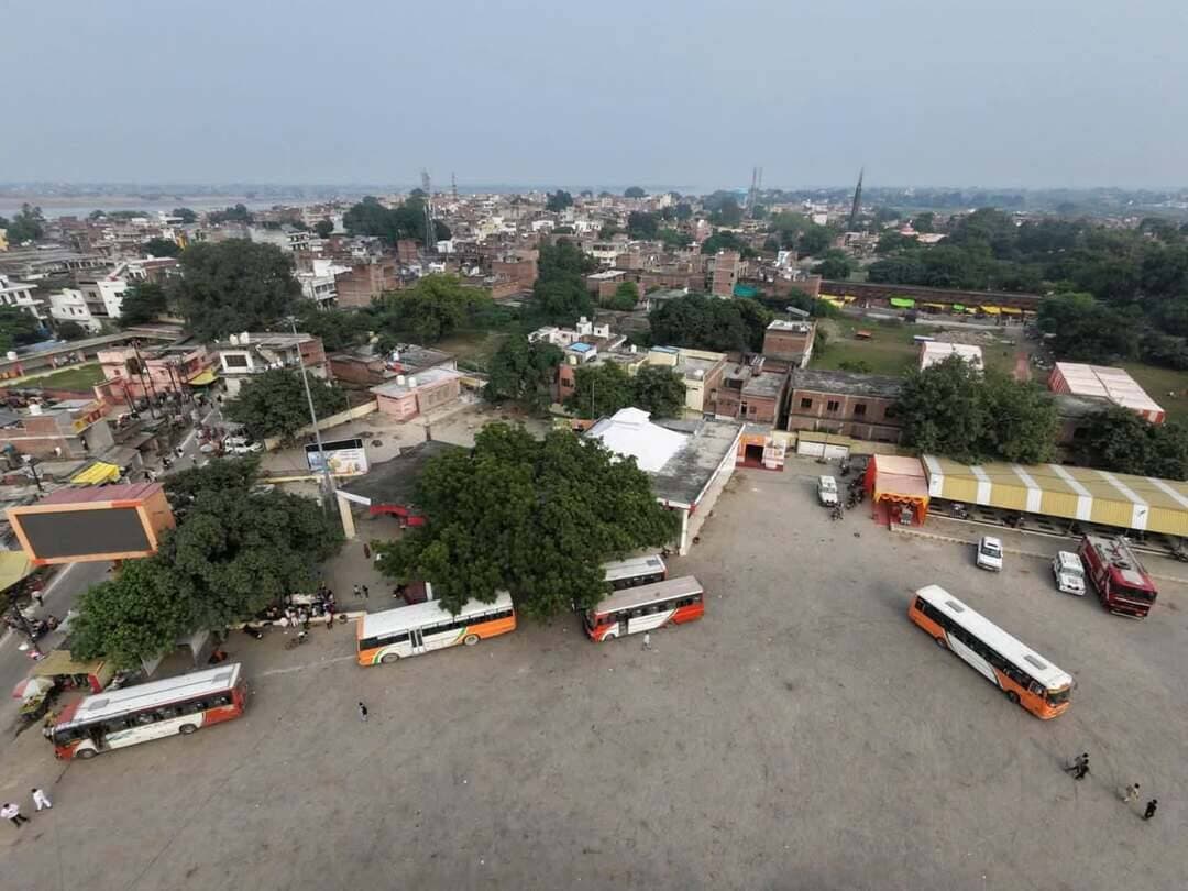 ड्रोन कैमरे से मेला क्षेत्र की निगरानी, चप्पे-चप्पे पर पुलिस की नजर
मिर्जापुर। एसपी अपर्णा रजत कौशिक के निर्देशन में शारदीय नवरात्र मेला-2026 को सकुशल एवं निर्बाध संपन्न कराने के लिए पुलिस मुस्तैद है। रेलवे स्टेशन, रोडवेज, पार्किंग और संपूर्ण मेला क्षेत्र में पर्याप्त पुलिस बल के साथ ड्रोन कैमरों से लगातार निगरानी की जा रही है।
#SP_Mirzapur #अपर्णा_रजत_कौशिक #UPPolice #MirzapurPolice #शारदीय_नवरात्र_मेला2026 #TodayMirzapurNews