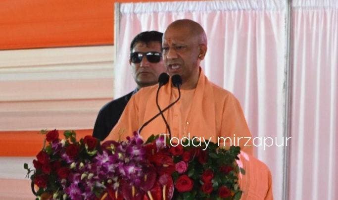 ### मां विंध्यवासिनी कॉरिडोर से श्रद्धालुओं को मिली बड़ी सुविधा, सुगमता से हो रहे दर्शन: योगी आदित्यनाथ
**मिर्जापुर।** मुख्यमंत्री योगी आदित्यनाथ ने गुरुवार को विंध्याचल पहुंचकर मां विंध्यवासिनी देवी का दर्शन-पूजन कर प्रदेश की सुख-समृद्धि की कामना की। नगर विधायक रत्नाकर मिश्र ने दर्शन-पूजन कराया। मुख्यमंत्री ने पक्का घाट पर गंगा नदी के किनारे निर्माणाधीन घाटों का निरीक्षण कर अधिकारियों को गुणवत्तापूर्ण कार्य कराने के निर्देश दिए।
कालीखोह मोड़ पर आयोजित जनसभा में मुख्यमंत्री ने कहा कि मां विंध्यवासिनी धाम कॉरिडोर से श्रद्धालुओं को दर्शन में बड़ी सुविधा मिली है। धार्मिक स्थलों के विकास से पर्यटन और रोजगार को बढ़ावा मिल रहा है। उन्होंने शिक्षा, स्वास्थ्य, सरकारी नौकरियों और युवाओं को टैबलेट वितरण सहित प्रदेश सरकार की विभिन्न योजनाओं की जानकारी दी।
कैबिनेट मंत्री नंद गोपाल गुप्ता ‘नंदी’ और आशीष पटेल ने भी जनसभा को संबोधित किया। कार्यक्रम में जनप्रतिनिधियों, भाजपा पदाधिकारियों और प्रशासनिक अधिकारियों की मौजूदगी रही।
#Mirzapur #VindhyachalDham #YogiAdityanath #मांविंध्यवासिनी #TodayMirzapurNews