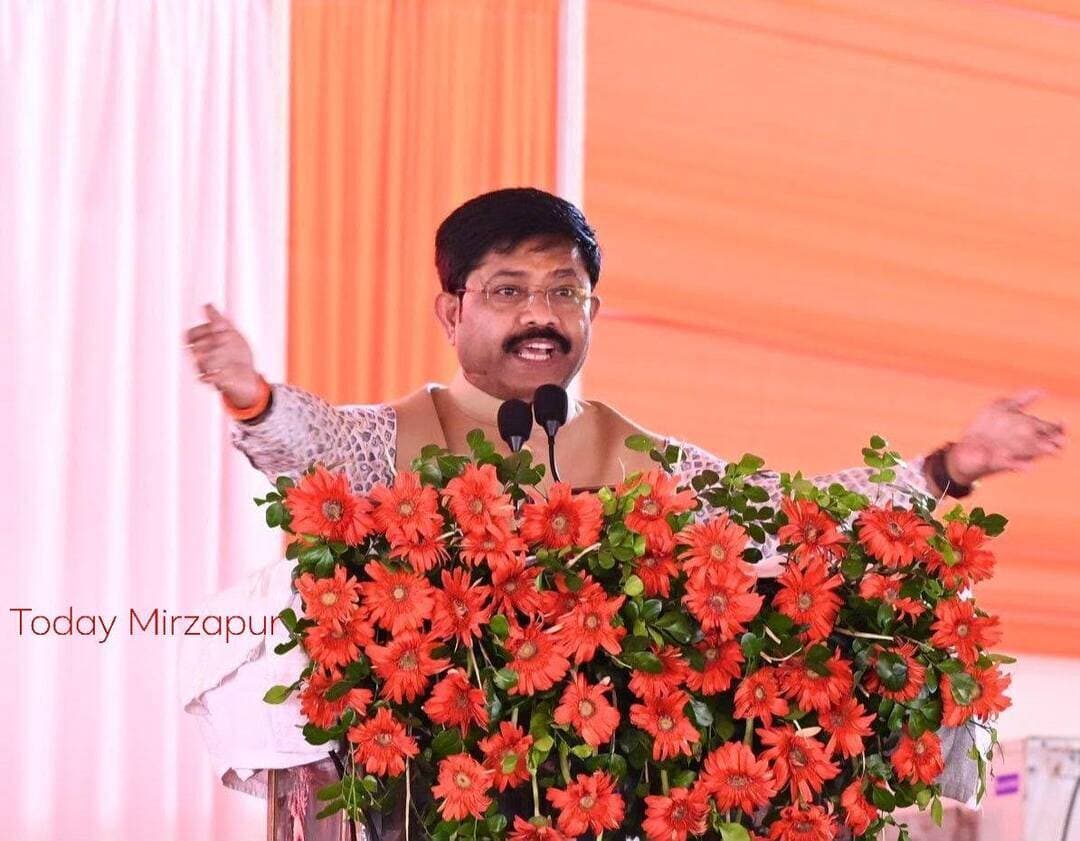 विंध्याचल धाम में प्रभारी मंत्री नंदी - बोले, मोदी-योगी में बदली यूपी की तस्वीर, माफिया वाला प्रदेश बना ODOP वाला प्रदेश, मां विंध्यवासिनी कॉरिडोर विकास का प्रमाण
#NandiInVindhyachal #CMYogi #MLCElection #VindhyachalDham #MirzapurNews #TodayMirzapur
मिर्जापुर। प्रदेश के औद्योगिक विकास मंत्री एवं जनपद के प्रभारी मंत्री नन्द गोपाल गुप्ता नन्दी गुरुवार को मां विंध्यवासिनी की पावन धरा विंध्याचल धाम के कालीखोह मोड़ पर मुख्यमंत्री योगी आदित्यनाथ की अध्यक्षता में आयोजित 'स्नातक एवं शिक्षक सम्मेलन' में शामिल हुए। यह सम्मेलन आगामी विधान परिषद के वाराणसी खंड स्नातक एवं शिक्षक निर्वाचन क्षेत्र के चुनाव के दृष्टिगत आयोजित किया गया था।
सभा को संबोधित करते हुए मंत्री नन्दी ने कहा कि प्रधानमंत्री नरेंद्र मोदी के मार्गदर्शन एवं मुख्यमंत्री योगी आदित्यनाथ के नेतृत्व में उत्तर प्रदेश की पहचान पूरी तरह बदल गई है। कभी अपराध और माफिया के लिए जाना जाने वाला यूपी आज ‘वन डिस्ट्रिक्ट, वन प्रोडक्ट’ (ODOP) से उद्यमिता और रोजगार की नई पहचान बन रहा है।
उन्होंने कहा कि बुंदेलखंड से पूर्वांचल तक विकास की नई गाथा लिखी जा रही है। मिर्जापुर में मां विंध्यवासिनी धाम कॉरिडोर, गंगा घाटों का विकास, विंध्यवासिनी विश्वविद्यालय और मेडिकल कॉलेज इसी बदलाव के जीवंत प्रमाण हैं। आस्था के केंद्र का यह विकास पर्यटन, रोजगार और आर्थिक समृद्धि के नए द्वार खोल रहा है।
मंत्री नन्दी ने कहा कि डबल इंजन की सरकार ने युवाओं को रोजगार-स्वरोजगार से जोड़ने, स्नातकों को टैबलेट देने और शिक्षकों को सम्मान-सुरक्षा देने में ऐतिहासिक काम किया है। 9.5 लाख युवाओं को रोजगार देना इसी प्रतिबद्धता का सबूत है।
उन्होंने कहा कि आगामी एमएलसी चुनाव प्रदेश की विकास यात्रा को और गति देने का अवसर है और स्नातक-शिक्षक मतदाता भाजपा प्रत्याशियों को जिताकर इसे और मजबूत करेंगे।
इस अवसर पर कैबिनेट मंत्री आशीष पटेल, राज्य मंत्री संजीव कुमार गोंड, सांसद डॉ. विनोद बिंद, पिछड़ा वर्ग आयोग के उपाध्यक्ष सोहन लाल श्रीमाली, भाजपा जिलाध्यक्ष लाल बहादुर सरोज, विधायक रत्नाकर मिश्रा, स्नातक प्रत्याशी केदारनाथ सिंह और शिक्षक प्रत्याशी डॉ. प्रमोद कुमार मिश्र मौजूद रहे।