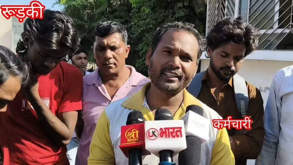 कम्पनी के बाहर कर्मचारियों जा धरना।