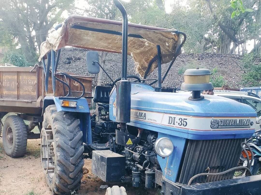 खनिज विभाग द्वारा जिले में खनिजों के अवैध परिवहन पर अंकुश लगाने खनिजों के अवैध उत्खनन एवं परिवहन पर की जा रही निरंतर कार्रवाई।
जिले के डौण्डी विकासखंड के ग्राम पटेली और ग्राम घोटिया में औचक निरीक्षण कर अवैध रूप से रेत का परिवहन करते पाए जाने पर कुल 4 ट्रैक्टर जब्त किए गए हैं।
#BalodDistrict
#Chhattisgarh