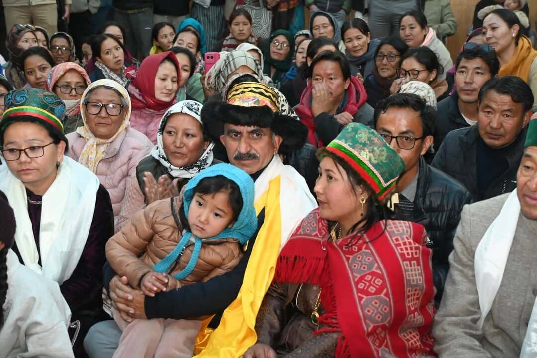 माइनस 5 डिग्री में भी जमीन पर बैठकर लोगों से मिले CM सुक्खू, गोद में सो गई नन्ही बच्ची; स्पीति में सादगी की चर्चा
रंगरिक में रात्रि प्रवास के दौरान मुख्यमंत्री का सहज अंदाज आया नजर, कड़ाके की ठंड के बीच डेढ़ घंटे तक स्थानीय लोगों से किया आत्मीय संवाद
हिमाचल 84 टीवी ब्यूरो स्पीति, 15 अक्टूबर।
हिमाचल प्रदेश के मुख्यमंत्री ठाकुर सुखविन्द्र सिंह सुक्खू का स्पीति घाटी के रंगरिक में रात्रि प्रवास के दौरान स्थानीय लोगों के साथ आत्मीय संवाद चर्चा का विषय बना हुआ है। माइनस 5 डिग्री सेल्सियस तापमान और कड़ाके की ठंड के बीच मुख्यमंत्री ने बिना किसी औपचारिकता के लोगों के बीच जमीन पर बैठकर बातचीत की। इस दौरान एक छोटी बच्ची का मुख्यमंत्री की गोद में ही सो जाना वहां मौजूद लोगों के लिए खास पल बन गया।
जानकारी के अनुसार, रात करीब नौ बजे मुख्यमंत्री जब स्थानीय लोगों से मिलने पहुंचे, तो बड़ी संख्या में लोग उनसे संवाद करने के लिए एकत्रित हुए। मुख्यमंत्री ने सहज अंदाज में लोगों के बीच बैठकर उनकी बातें सुनीं और उनके साथ समय बिताया। ठंड के बावजूद स्थानीय लोग करीब डेढ़ घंटे तक मुख्यमंत्री के साथ बैठे रहे। इस दौरान मुख्यमंत्री स्थानीय वेशभूषा में आयोजित पारंपरिक नृत्य में भी शामिल हुए।
मुख्यमंत्री की गोद में सो गई मासूम, भावुक पल ने खींचा ध्यान
लोगों से बातचीत के दौरान एक छोटी बच्ची मुख्यमंत्री के पास आई और उनकी गोद में बैठ गई। कुछ ही देर बाद बच्ची उनकी गोद में ही सो गई। मुख्यमंत्री ने उसे सहजता से गोद में सुलाए रखा। बच्ची के जागने पर उन्होंने उसे उसकी माता को सौंप दिया। यह दृश्य वहां मौजूद लोगों के बीच चर्चा का विषय बना रहा।
स्थानीय लोगों ने बताया आत्मीय व्यवहार
स्थानीय निवासी पद्मा ने मुख्यमंत्री के व्यवहार का जिक्र करते हुए कहा कि उनके आने पर किसी तरह का औपचारिक माहौल या तामझाम महसूस नहीं हुआ। ऐसा लगा, मानो परिवार का ही कोई सदस्य मिलने आया हो। उन्होंने कहा कि मुख्यमंत्री का जनजातीय क्षेत्र के लोगों के साथ विशेष जुड़ाव रहा है।
पद्मा ने यह भी याद दिलाया कि प्रदेश में सरकार बनने के बाद पहला राज्य स्तरीय हिमाचल दिवस समारोह मनाने के लिए भी मुख्यमंत्री स्पीति घाटी पहुंचे थे।
रंगरिक में मुख्यमंत्री का जमीन पर बैठकर लोगों से बातचीत करना, उनकी बातें सुनना और पारंपरिक नृत्य में शामिल होना इस दौरे के प्रमुख आकर्षण रहे। माइनस 5 डिग्री तापमान के बीच हुई इस मुलाकात ने स्पीति घाटी में मुख्यमंत्री के संवाद के अंदाज को चर्चा में ला दिया।