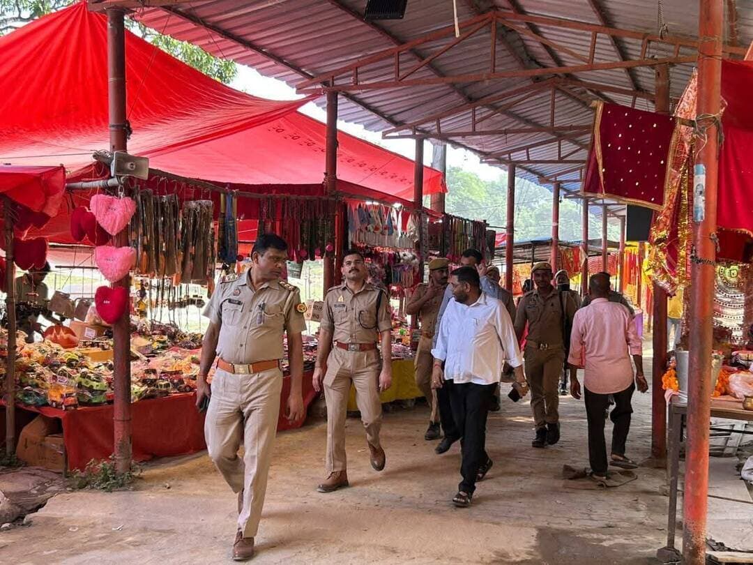 नवरात्रि पर बराही देवी धाम पहुंचे सीओ रानीगंज, सुरक्षा व्यवस्था का लिया जायजा
प्रतापगढ़। शारदीय नवरात्रि के दौरान मां बराही देवी धाम चौहर्जन में श्रद्धालुओं की सुरक्षा और सुगम दर्शन व्यवस्था सुनिश्चित करने के लिए पुलिस-प्रशासन सतर्क है। इसी क्रम में सीओ रानीगंज प्रशांत राज ने एसडीएम रानीगंज और थाना प्रभारी अवन कुमार दीक्षित के साथ मंदिर परिसर का निरीक्षण किया।
निरीक्षण के दौरान अधिकारियों ने मंदिर परिसर में सुरक्षा व्यवस्था, श्रद्धालुओं के आवागमन और कानून-व्यवस्था बनाए रखने के लिए की गई तैयारियों का जायजा लिया। साथ ही नवरात्रि में दर्शन-पूजन के लिए आने वाले श्रद्धालुओं को किसी प्रकार की परेशानी न हो, इसके लिए व्यवस्थाओं की समीक्षा की।
पुलिस अधीक्षक दीपक भूकर के निर्देशन में नवरात्रि के दौरान प्रमुख धार्मिक स्थलों पर सुरक्षा व्यवस्था को लेकर पुलिस सतर्कता बरत रही है। अधिकारियों ने श्रद्धालुओं की सुरक्षा, शांतिपूर्ण माहौल और सुचारु दर्शन व्यवस्था बनाए रखने पर विशेष ध्यान दिया।
