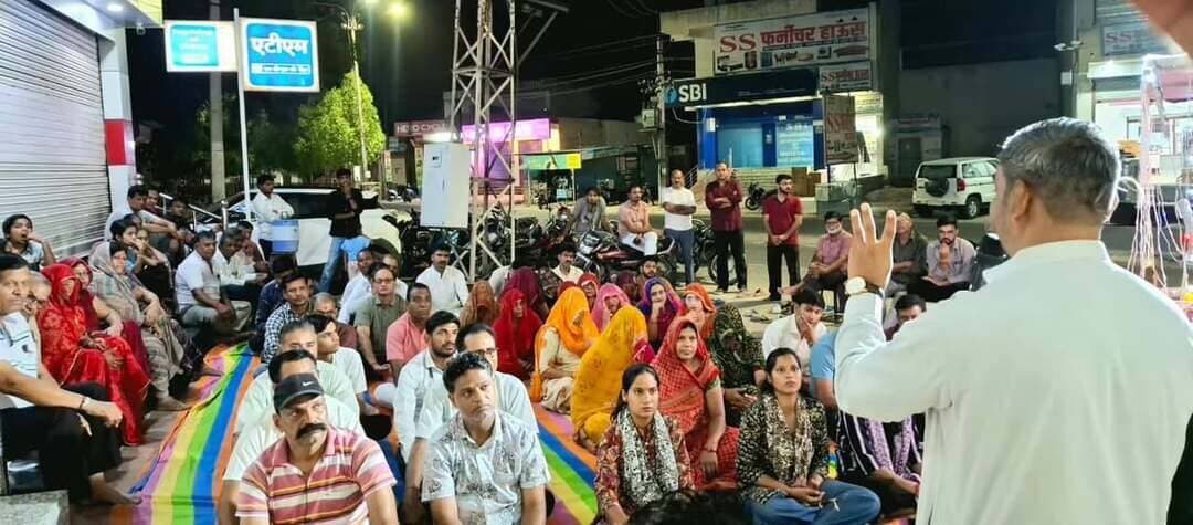 शौर्य, संस्कार और धर्मरक्षा का गूंजा उद्घोष, विश्व हिंदू परिषद ने किया शस्त्र पूजन
डीडवाना। विश्व हिंदू परिषद, डीडवाना की ओर से सती माता मंदिर, पुराने हीरो शोरूम के सामने शस्त्र पूजन कार्यक्रम आयोजित किया गया। कार्यक्रम में प्रांत संगठन मंत्री राजेश पटेल का सानिध्य प्राप्त हुआ।विश्व हिन्दू परिषद के मिडिया प्रभारी राकेश जांगिड ने बताया की कार्यक्रम में विधि.विधान से शस्त्र पूजन कर धर्म, संस्कृति एवं राष्ट्र की रक्षा का संकल्प लिया गया। इस अवसर पर विश्व हिंदू परिषद की कार्यकारिणी के सदस्य, विभिन्न संगठनों के पदाधिकारी एवं सदस्य तथा विशेष रूप से मातृशक्ति की गरिमामयी उपस्थिति रही।विश्व हिन्दू परिषद के प्रांत संगठन मंत्री राजेश पटेल ने शस्त्र पूजन व सनातन धर्म के उत्थान के लिये विस्तार से चर्चा की तथा समाज मे सोशल मिडिया से फैल रहे भ्रांतियों के बारे में भी विस्तार से बताया।कार्यक्रम में हिंदू समाज की एकता, संगठन,शौर्य एवं सनातन संस्कृति के संरक्षण का संदेश दिया गया। उपस्थित जनों ने धर्म और राष्ट्र के प्रति समर्पण भाव से कार्य करने का आह्वान किया।कार्यक्रम में विश्व हिन्दू परिषद के विभाग प्रचारक जयेश डीडवाना सभापति भंवरलाल पंवार,जिला अध्यक्ष प्रकाश अग्रवाल,जिला सहमंत्री रमाकान्त दीक्षित, प्रखण्ड अध्यक्ष ओमप्रकाश जांगिड, प्रखण्ड मंत्री विशाल सिखवाल, राकेश जांगिड, सांवरमल तिवाडी, अजय वर्मा सुशील उपाध्याय,सत्यनारायण प्रजापत, भंवरलाल भाटी,महेश कुम्पावत दुर्गावाहिनी से बिन्दिया कच्छावा,पायल और हंसा कच्छावा सहित अन्य कार्यकर्ता उपस्थ्ति थे।
