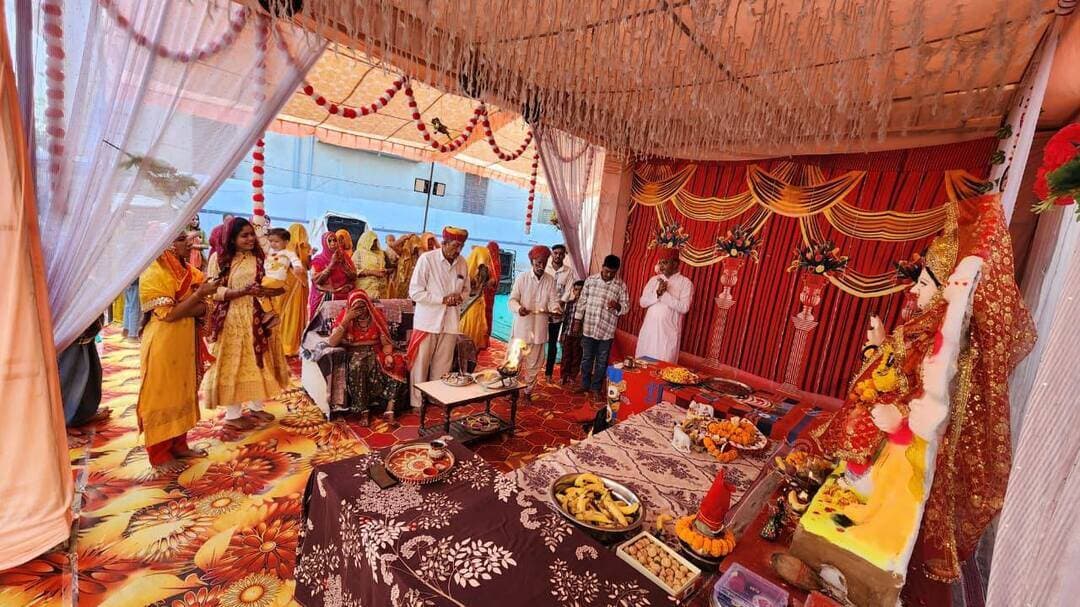 कोलिया में माता रानी की भक्ति का माहौल, पांचवें दिन उमड़े श्रद्धालु
बस स्टैंड पर भाटी (सैनी) परिवार की ओर से पिछले तीन वर्षों से स्थापित की जा रही माता रानी की प्रतिमा, सुबह-शाम होती है भव्य आरती
डीडवाना।ग्राम कोलिया के बस स्टैंड स्थित भाटी (सैनी) परिवार की ओर से माता रानी की प्रतिमा स्थापित कर धार्मिक आयोजन किया जा रहा है। इस वर्ष भी माता रानी की प्रतिमा स्थापना के साथ श्रद्धालुओं में उत्साह और भक्ति का माहौल बना हुआ है। आयोजन के पांचवें दिन माता रानी के दर्शन के लिए श्रद्धालु पहुंच रहे हैं।
बालकृष्ण सैनी ने बताया कि परिवार की ओर से पिछले तीन वर्षों से लगातार माता रानी की प्रतिमा स्थापित की जा रही है। इस दौरान प्रतिदिन सुबह और शाम भव्य आरती का आयोजन किया जाता है, जिसमें श्रद्धालु भाग लेकर माता रानी की पूजा-अर्चना करते हैं और सुख-समृद्धि की कामना करते हैं।धार्मिक आयोजनों के साथ-साथ रात्रि में गरबा-डांडिया और विभिन्न सांस्कृतिक कार्यक्रम आयोजित किए जाते हैं। इसके अलावा बच्चों और युवाओं के लिए खेलकूद प्रतियोगिताओं का भी आयोजन किया जाता है। इन कार्यक्रमों के माध्यम से धार्मिक आस्था के साथ सामाजिक मेलजोल और सांस्कृतिक परंपराओं को बढ़ावा दिया जा रहा है।माता रानी की भक्ति, आरती और गरबा-डांडिया के आयोजन से क्षेत्र में उत्सवी माहौल बना हुआ है। परिवार के सदस्यों और श्रद्धालुओं के सहयोग से आयोजन श्रद्धा एवं उल्लास के साथ आगे बढ़ रहा है।