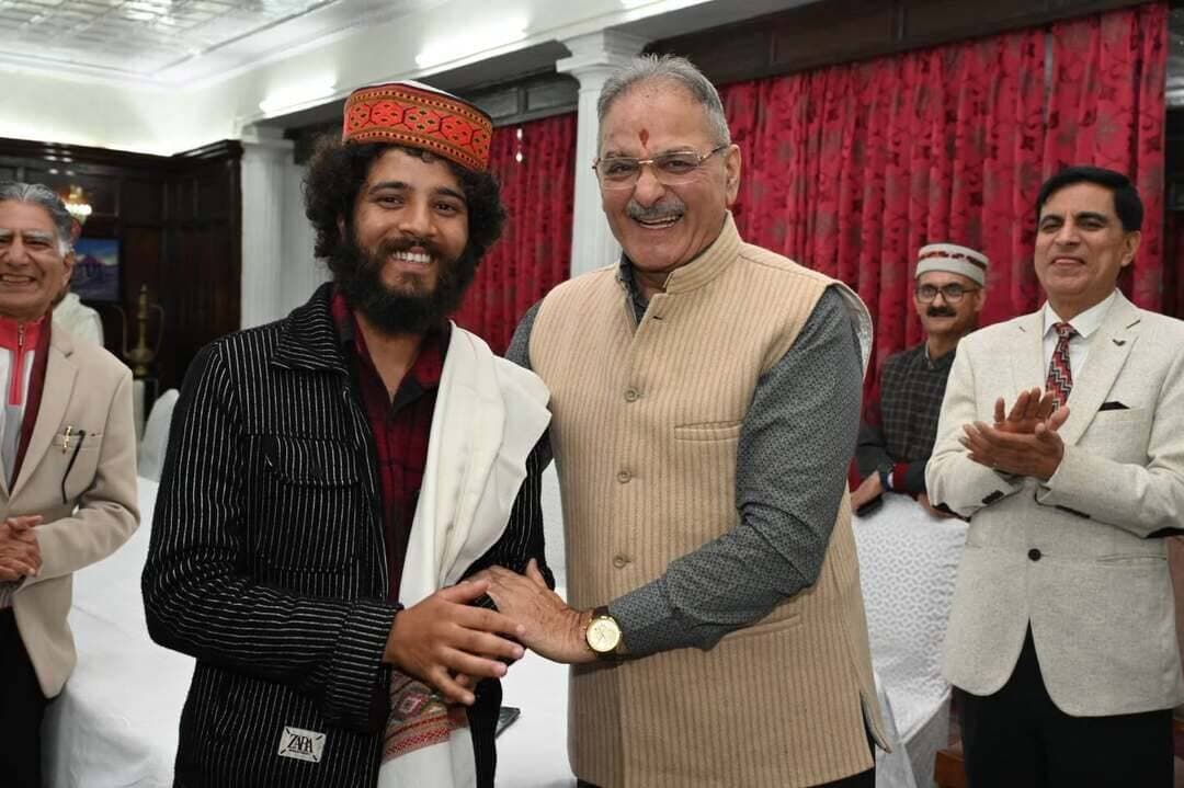 *राज्यपाल ने लोकभवन बुलाकर किया चंद्रनाहन रंगमंच, रोहडू के कलाकारों को सम्मानित*
चंद्रनाहन रंगमंच, रोहडू के सभी कलाकारों के लिए वह क्षण भावुक करने वाले थे, जब राज्यपाल श्री कविंद्र गुप्ता ने उन्हें लोकभवन में चाय पर बुलाकर उनसे बातचीत की और उन्हें सम्मानित किया।
शिमला के ऐतिहासिक गेयटी थियेटर में गत 12 अक्तूबर को वरिष्ठ रचनाकार श्री एस. आर. हरनोट के चर्चित उपन्यास ‘‘हिडिंबा’’ पर आधारित ‘‘मुखौटासुर’’ का मंचन किया गया। चंद्रनाहन रंगमंच, रोहडू के कलाकारों ने नाटक के माध्यम से ऐसा समां बांधा कि राज्यपाल भी देर रात तक नाटक को छोडकर जा न सके और कई बार भावुक भी हुए। उन्होंने आज इन कलाकारों के साथ बातचीत में यह स्वीकार किया कि वे उनके मंचन से भावुक भी हुए और प्रभावित भी। उन्होंने कहा कि वे कॉलेज के दिनों में ‘वन एक्ट प्ले’ भी किया करते थे और जानते हैं कि एक कलाकार को अपनी प्रस्तुति के लिए कितनी मेहनत करनी पड़ती है।
नाटक के निर्देशक श्री कृष भारती ने राज्यपाल को नाटक को तैयार करने तथा अन्य गतिविधियों की जानकारी दी। कलाकारों ने राज्यपाल के साथ अपने अनुभव साझा किए।
बाद में, उन्होंने ऐतिहासिक लोकभवन का भ्रमण भी किया।
राज्यपाल के सचिव श्री संदीप भारद्वाज भी इस अवसर पर उपस्थित थे।
.0.