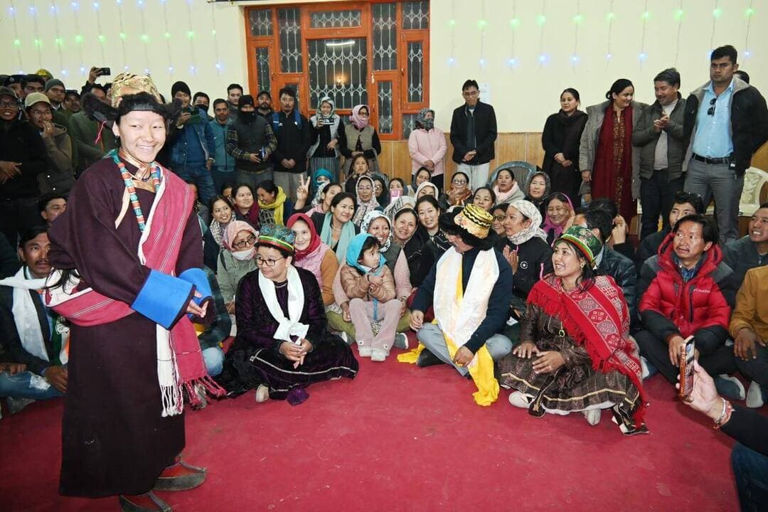 मुख्यमंत्री ने रंगरिक में बालिका छात्रावास के लिए 2 करोड़ रुपये देने की घोषणा की
स्वास्थ्य उपकेन्द्र को प्राथमिक स्वास्थ्य केन्द्र में किया जाएगा स्तरोन्नत
‘सरकार गांव के द्वार’ कार्यक्रम के तहत मुख्यमंत्री ने रंगरिक में रात्रि प्रवास किया
मुख्यमंत्री ठाकुर सुखविन्द्र सिंह सुक्खू ने प्रदेश सरकार के ‘सरकार गांव के द्वार’ कार्यक्रम के तहत स्पीति घाटी के रंगरिक में रात्रि प्रवास किया। अपने प्रवास के दौरान उन्होंने मंजुश्री में जनसमस्याएं सुनीं और उनके समाधान के लिए अधिकारियों को आवश्यक दिशा-निर्देश दिए।
मुख्यमंत्री ने रंगरिक स्थित स्वास्थ्य उपकेन्द्र को प्राथमिक स्वास्थ्य केन्द्र में स्तरोन्नत करने की घोषणा की। उन्होंने कहा कि प्रदेश के दुर्गम गांवों में रहने वाले लोगों की समस्याओं को करीब से समझने के लिए वह इन गांवों में रात्रि प्रवास कर रहे हैं। इस दौरान वह संवाद के माध्यम से जनसमस्याओं से अवगत होते हैं और उनके समाधान को केन्द्र में रखकर विभिन्न योजनाओं को प्रदेश के बजट में शामिल किया जा रहा है।
उन्होंने कहा कि वर्तमान राज्य सरकार के महत्त्वाकांक्षी ‘सरकार गांव के द्वार’ कार्यक्रम के तहत जनसमस्याओं के समाधान को सर्वाेच्च प्राथमिकता प्रदान की जा रही है। विकास की मुख्यधारा से वंचित समाज के संवेदनशील वर्गों तक विकास का लाभ पहुंचाने के लिए प्रदेश सरकार प्रतिबद्धता से कार्य कर रही है। उन्होंने कहा कि इससे पहले भी वह प्रदेश के कई दुर्गम क्षेत्रों का दौरा कर चुके हैं, जहां उन्होंने लोगों से सीधे संवाद कर उनकी समस्याओं के समाधान के लिए कदम उठाए हैं।
रंगरिक प्रवास के दौरान मुख्यमंत्री ने सोनम फुंसुक के आवास पर रात्रि विश्राम किया। स्थानीय निवासियों ने उनका पारंपरिक तरीके से स्वागत किया और उन्हें स्थानीय व्यंजन परोसे।
मुख्यमंत्री ने राजकीय वरिष्ठ माध्यमिक पाठशाला, रंगरिक, के बालिका छात्रावास का औचक निरीक्षण भी किया। उन्होंने छात्रावास में रह रही छात्राओं से बातचीत की और उनकी समस्याएं ध्यानपूर्वक सुनीं। छात्राओं द्वारा बेहतर आवासीय सुविधाएं उपलब्ध करवाने की मांग पर मुख्यमंत्री ने नए बालिका छात्रावास के निर्माण के लिए 2 करोड़ रुपये देने की घोषणा की।
उन्होंने छात्राओं को आश्वस्त किया कि उनकी अन्य समस्याओं का भी समाधान किया जाएगा। इनमें छात्रावास की चारदीवारी का निर्माण, दो मल्टी-टास्क वर्करों और एक महिला वार्डन की नियुक्ति तथा छात्रावास में पानी की कमी की समस्या का समाधान शामिल है।
इससे पूर्व, मुख्यमंत्री ने की स्थित वृद्धाश्रम का दौरा किया और वहां रह रहे वृद्धजनों से संवाद कर उन्हें उपलब्ध करवाई जा रही सुविधाओं के बारे में जानकारी ली।
इस अवसर पर विधायक अनुराधा राणा भी उपस्थित रहीं।
-0-