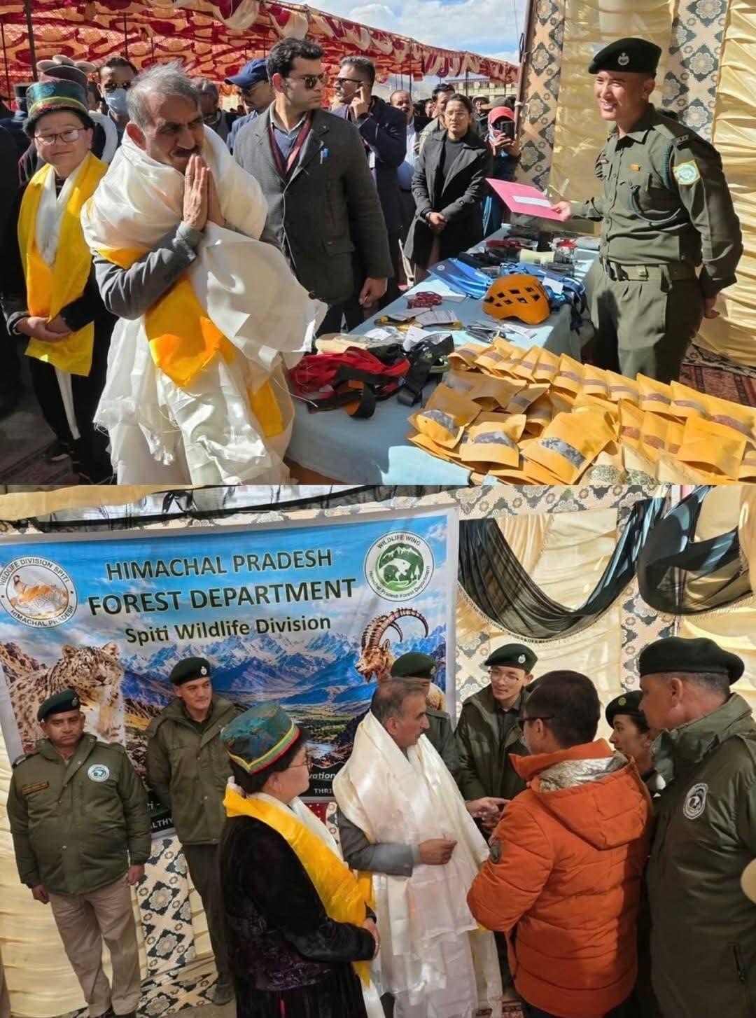 सीएम सुक्खू ने थपथपाई जाइका स्वयं सहायता समूहों की पीठ
- मुख्यमंत्री ने की लादरचा मैदान काजा में लगे रसायन मुक्त उत्पादों की सराहना
- छरमा और गलीचा तैयार करने वाली महिलाओं की मेहनत पर उन्हें दी शाबाशी
काजा। मुख्यमंत्री ठाकुर सुखविंद्र सिंह सुक्खू ने काजा दौरे के दौरान जाइका वानिकी परियोजना से जुड़े स्वयं सहायता समूहों की पीठ थपथपाई। बुधवार देर सायं लादरचा मैदान में आयोजित सरकार गांव के द्वार कार्यक्रम के अवसर पर मुख्यमंत्री सुखविंद्र सिंह सुक्खू जाइका वानिकी परियोजना द्वारा लगाए गए स्टाल पर पहुंचे, तो परियोजना से जुड़ी 6 स्वयं सहायता समूहों की महिलाएं काफी उत्साहित दिखी। मुख्यमंत्री ने यहां बिक्री और प्रदर्शनी के लिए लगाए गए प्राकृतिक एवं रसायन मुक्त उत्पादों की सराहना की। खासकर विटामिन सी यानी छरमा के उत्पादों और हस्त निर्मित गलीचे तैयार करने वाली महिलाओं की मेहनत को देख सीएम सुक्खू ने उन्हें शाबाशी भी दी। उन्होंने कहा कि स्वयं सहायता समूहों से जुड़ी महिलाएं आज आत्मनिर्भता से आजीविका सुधार के क्षेत्र में बेहतरीन कार्य कर रही हैं। इस अवसर पर लाहौल-स्पीति की विधायक अनुराधा राणा, एसीएफ वाइल्ड लाइफ स्पीति चमन लाल ठाकुर, विषय वस्तु विशेषज्ञ जाइका वानिकी परियोजना वाइल्ड लाइफ स्पीति आशुतोष पाठक, एफटीयू को-ऑर्डिनेटर काजा मिनाक्षी बोद्ध समेत वन विभाग और वानिकी परियोजना के अधिकारी एवं कर्मचारी भी उपस्थित रहे।