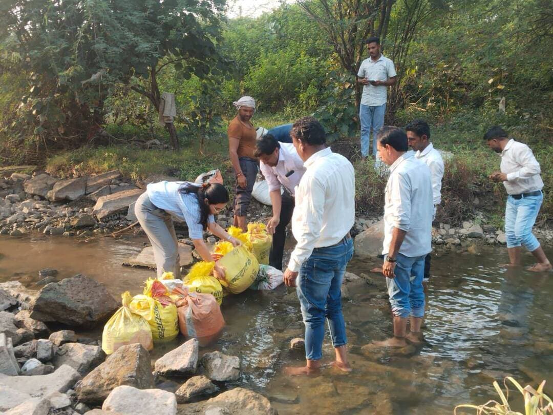 बोरी बंधान से जल संरक्षण का दिया संदेश ,रिछफल में सीईओ और कालापाठा में युवाओं ने किया श्रमदान
---
जनपद पंचायत पुनासा की ग्राम पंचायत रिछफल में शिव मंदिर के पास जल संरचना के लिए बोरी बंधान कर श्रमदान किया गया। बोरी बंधान निर्माण के लिए श्रमदान किया गया। जनपद पंचायत पुनासा की सीईओ आईएएस शिल्पा चौहान ने बताया कि जनपद पंचायत पुनासा की सभी 69 ग्राम पंचायतों में 2 एवं उससे अधिक बोरी बंधान के कार्य का लक्ष्य दिया गया है, जिसमें से अब तक 100 बोरी बंधान का कार्य पूर्ण किया जा चुका है। उन्होंने कहा कि जल है तो जीवन है, जल का संरक्षण करना आज की परिस्थितियों में अत्यंत आवश्यक है। इस दौरान एपीओ मनरेगा डॉ. गुलरेज खान, सरपंच रंजीत सिरसाठिया, उप सरपंच, सचिव बशीर मालिक एवं सहायक सचिव सुखचंद खतवासे उपस्थित थे।
कालापाठा में मांजरी नदी पर युवाओं ने किया श्रमदान
इसी प्रकार जल संरक्षण को लेकर मध्य प्रदेश जन अभियान परिषद द्वारा जिले में बोरी बंधान निर्माण की मुहिम चलाई जा रही है। विकासखंड खालवा के ग्राम कालापाठा में नवांकुर संस्था सत्य प्रबोधन सामाजिक शैक्षिक संस्थान तथा ग्राम विकास प्रस्फुटन समिति कालापाठा के युवाओं ने मिलकर मांजरी नदी पर बोरी बंधान का निर्माण किया।
विकासखंड समन्वयक ललित पंवार ने ग्रामवासियों को बोरी बंधान के महत्व के बारे में बताते हुए कहा कि अपने गांव के पानी को गांव में ही संचय कर आसपास के खेतों में सिंचाई के लिए उपयोग किया जा सकता है। श्रमदान कार्यक्रम में नवांकुर संस्था सचिव चमन लौवंशी, मेंटर सुनील मराठे, पाठ्यक्रम के छात्र, ग्राम विकास प्रस्फुटन समिति सचिव ईश्वर लौवंशी सहित बड़ी संख्या में ग्रामीणजन उपस्थित रहे।
Jansampark Madhya Pradesh
General Administration Department, MP
Department of Culture, Madhya Pradesh
#omkareshwar
#khandwa
