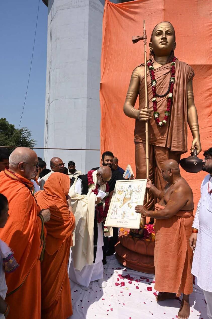 प्रसिद्ध कथावाचक मुरारी बापू ने ओंकारेश्वर के एकात्म धाम पहुंचकर किए आदि शंकराचार्य की प्रतिमा के दर्शन
---
अद्वैत वेदांत के महान प्रणेता आचार्य शंकर की पावन ज्ञान भूमि ओंकारेश्वर स्थित 'एकात्म धाम' में गुरुवार को आध्यात्मिक जगत के प्रख्यात संत एवं मानस मर्मज्ञ मुरारी बापू का आगमन हुआ। 'भारत स्वस्तिक यात्रा' के अंतर्गत एकात्म धाम पहुंचे मुरारी बापू ने यहाँ आदि शंकराचार्य की 108 फीट ऊंची भव्य 'एकात्मता की प्रतिमा' (Statue of Oneness) के दर्शन किए और प्रतिमा पर पुष्पांजलि अर्पित कर अपनी श्रद्धा व्यक्त की।
इस अवसर पर मुरारी बापू ने एकात्म धाम की परिकल्पना और यहाँ चल रहे कार्यों पर प्रसन्नता व्यक्त की। आदि शंकराचार्य का जीवन दर्शन और उनका अद्वैत वेदांत संपूर्ण मानव जाति के लिए कल्याण का मार्ग प्रशस्त करता है।
राष्ट्र को एकता के सूत्र में पिरोने वाले थे आचार्य शंकर
आचार्य शंकर ने संपूर्ण भारत का भ्रमण कर विभिन्न संस्कृतियों और विचारों को एकसूत्र में पिरोने का ऐतिहासिक कार्य किया था। सांस्कृतिक एकता के अग्रदूत श्री शंकर भगवत्पाद का दर्शन आज के वैश्विक परिदृश्य में और अधिक प्रासंगिक हो गया है। इसी महान उद्देश्य और संकल्प के साथ मध्यप्रदेश शासन के संस्कृति विभाग के अंतर्गत 'आचार्य शंकर सांस्कृतिक एकता न्यास' द्वारा ओंकारेश्वर में 'एकात्म धाम' का भव्य निर्माण किया जा रहा है।
विस्तार ले रही है 'एकात्म धाम' की परियोजना
परियोजना के प्रथम चरण के तहत ओंकारेश्वर में आचार्य शंकर की 108 फीट ऊँची बहुधातु से निर्मित 'एकात्मता की मूर्ति' पहले ही स्थापित की जा चुकी है, जो आज देश-विदेश के पर्यटकों और श्रद्धालुओं के लिए मुख्य आकर्षण का केंद्र है। वहीं, द्वितीय चरण के अंतर्गत लगभग ₹2400 करोड़ की लागत से भव्य 'अद्वैत लोक' संग्रहालय का निर्माण कार्य तेजी से प्रगति पर है। यह संग्रहालय आचार्य शंकर के जीवन दर्शन, उनके विचारों और भारतीय सनातन संस्कृति के इतिहास को समर्पित होगा।
कन्याकुमारी से केदारनाथ तक जारी है 'भारत स्वस्तिक यात्रा'
आदि शंकराचार्य के विचारों और उनके विराट योगदान को जन-जन तक पुनः स्मरण कराने के संकल्प के साथ 'भारत स्वस्तिक यात्रा' निकाली जा रही है। यह यात्रा आचार्य शंकर के जन्मस्थान कालड़ी (केरल) और कन्याकुमारी से होती हुई उनकी ज्ञान भूमि ओंकारेश्वर पहुँची है, और यहाँ से यह अपनी अगली यात्रा के क्रम में केदारनाथ धाम तक प्रस्थान करेगी।
इस यात्रा और मुरारी बापू के एकात्म धाम आगमन पर प्रमुख रूप से महामंडलेश्वर नर्मदानंद बापजी,आवासीय आचार्य स्वामी भूमानंद सरस्वती,श्री श्री माँ पूर्णप्रज्ञा सहित श्री श्री रविशंकर गुरुकुल के आचार्य एवं विद्यार्थी उपस्थित रहे ।
Jansampark Madhya Pradesh
General Administration Department, MP
Department of Culture, Madhya Pradesh
#omkareshwar
#khandwa