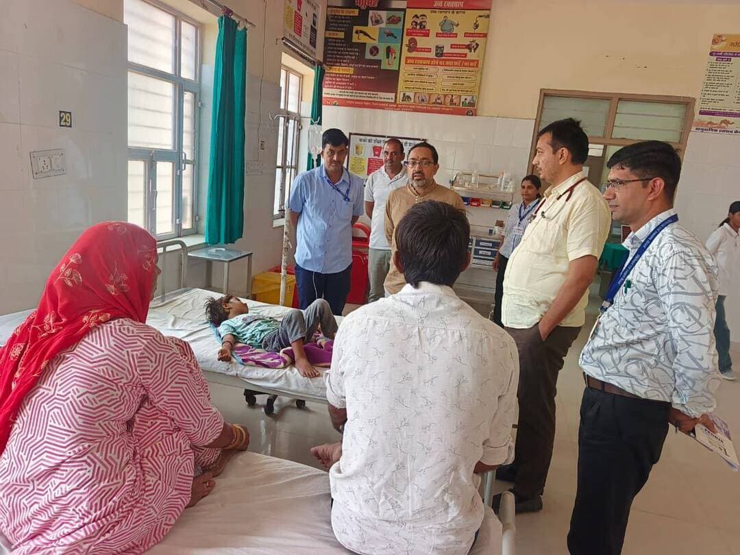 *मां ब्रह्माणी मेला स्थल, पल्लू में खाद्य पदार्थों की शुद्धता को लेकर स्वास्थ्य विभाग सख्त, होटल संचालकों को दिए निर्देश; सीएचसी पल्लू का भी किया निरीक्षण*
पल्लू। मां ब्रह्माणी मेला स्थल, पल्लू पर खाद्य पदार्थों की शुद्धता एवं आमजन के स्वास्थ्य को ध्यान में रखते हुए चिकित्सा एवं स्वास्थ्य विभाग द्वारा क्षेत्र के मिठाई विक्रेताओं, होटल संचालकों एवं दुकानदारों की बैठक आयोजित की गई। बैठक में हनुमानगढ़ के मुख्य चिकित्सा एवं स्वास्थ्य अधिकारी डॉ. नवनीत शर्मा ने खाद्य पदार्थों की गुणवत्ता बनाए रखने तथा मिलावट पर प्रभावी रोक लगाने के संबंध में आवश्यक दिशा-निर्देश दिए।
सीएमएचओ डॉ. नवनीत शर्मा ने सभी मिठाई विक्रेता एवं होटल संचालकों से कहा कि खाद्य पदार्थों की शुद्धता का विशेष ध्यान रखें। मिठाई निर्माण में उपयोग किए जाने वाले मावे की खरीद नियमानुसार की जाए तथा मावे की खरीद का प्रमाणित बिल एवं आवश्यक दस्तावेज अनिवार्य रूप से अपने पास रखें। मावे एवं अन्य खाद्य सामग्री की खरीद विश्वसनीय स्रोतों से ही की जाए। अधिकारियों ने चेतावनी दी कि क्षेत्र में स्वास्थ्य विभाग की टीम द्वारा कभी भी निरीक्षण किया जा सकता है। निरीक्षण के दौरान खाद्य पदार्थों में मिलावट, गुणवत्ता में कमी अथवा नियमों का उल्लंघन पाए जाने पर संबंधित के विरुद्ध नियमानुसार उचित कार्रवाई की जाएगी।
*नकली दूध एवं मिलावटी सामग्री के उपयोग पर सख्त चेतावनी*
बैठक में दुग्ध आपूर्ति करने वाले व्यक्तियों को भी निर्देशित किया गया कि क्षेत्र में कहीं भी नकली दूध की आपूर्ति नहीं होनी चाहिए। मिठाई निर्माण में किसी भी प्रकार की मिलावटी अथवा अमानक सामग्री का उपयोग नहीं किया जाए। होटल, दुकान एवं मिठाई भंडारों में कार्यरत कर्मचारियों के आवश्यक स्वास्थ्य प्रमाण-पत्र भी नियमानुसार उपलब्ध होने चाहिए। सभी व्यापारियों को खाद्य सुरक्षा से संबंधित नियमों का पूर्ण पालन करने तथा आमजन को सुरक्षित एवं गुणवत्तापूर्ण खाद्य सामग्री उपलब्ध करवाने के निर्देश दिए। किसी भी प्रकार की अनियमितता पाए जाने पर नियमानुसार कार्रवाई की जाएगी।
*बैठक में 15 से 20 होटल एवं प्रतिष्ठान संचालक हुए शामिल*
बैठक में क्षेत्र के लगभग 15 से 20 होटल संचालक, मिठाई विक्रेता एवं अन्य प्रतिष्ठानों के प्रतिनिधि उपस्थित रहे। सभी को खाद्य पदार्थों की शुद्धता बनाए रखने, मिलावट से बचने तथा निरीक्षण के दौरान आवश्यक दस्तावेज उपलब्ध करवाने के संबंध में समझाइश दी गई। बैठक एवं निरीक्षण के दौरान डॉ. नवनीत शर्मा, मुख्य चिकित्सा एवं स्वास्थ्य अधिकारी, हनुमानगढ़; डॉ. अशोक कुमार, चिकित्सा अधिकारी प्रभारी, सामुदायिक स्वास्थ्य केंद्र पल्लू तथा रोहितास, सेक्टर हेल्थ सुपरवाइजर डीईओ महेंद्र कुमार अकाउंटेंट रामचंद्र सैनी उपस्थित रहे।
इस अवसर पर महामाया होटल से संतलाल, शिव शक्ति होटल से रतिराम, बीकानेर स्टोर एंड रेस्टोरेंट से शंकर सिंह, ऊंटवालिया मिष्ठान भंडार से रामनिवास, भाई-भाई रसगुल्ला भंडार से रामस्वरूप, नीलकंठ मिष्ठान भंडार से कुलदीप, करणी मिष्ठान भंडार से लाल सिंह, जोधपुर स्वीट एंड रेस्टोरेंट से गोविंदराम सहित महेंद्र कुमार, मनोज कुमार, प्रभु, जोशी, प्रदीप कुमार एवं अन्य प्रतिष्ठान संचालक उपस्थित रहे। स्वास्थ्य विभाग ने आमजन के स्वास्थ्य को सर्वोच्च प्राथमिकता देते हुए खाद्य पदार्थों की शुद्धता सुनिश्चित करने, खाद्य सुरक्षा नियमों का पालन करने तथा स्वास्थ्य सेवाओं में निरंतर सुधार बनाए रखने की प्रतिबद्धता व्यक्त की।
*सीएचसी पल्लू का निरीक्षण कर स्वास्थ्य सेवाओं की समीक्षा*
मेला स्थल पर आयोजित बैठक के साथ ही मुख्य चिकित्सा एवं स्वास्थ्य अधिकारी डॉ. नवनीत शर्मा द्वारा सामुदायिक स्वास्थ्य केंद्र (सीएचसी) पल्लू का निरीक्षण भी किया गया। निरीक्षण के दौरान डी डी सी, लैब, आपातकालीन सेवाओं, महिला वार्ड, पुरुष वार्ड सहित अन्य आवश्यक स्वास्थ्य सेवाओं की विस्तृत समीक्षा की गई। निरीक्षण के दौरान अस्पताल में उपलब्ध व्यवस्थाओं एवं सेवाओं की जांच की गई। अधिकारियों द्वारा किए गए निरीक्षण में कार्य संतोषजनक पाया गया। साथ ही, स्वास्थ्य सेवाओं को और अधिक प्रभावी बनाने तथा व्यवस्थाओं में आवश्यक सुधार सुनिश्चित करने के लिए संबंधित कार्मिकों को आवश्यक दिशा-निर्देश प्रदान किए गए।