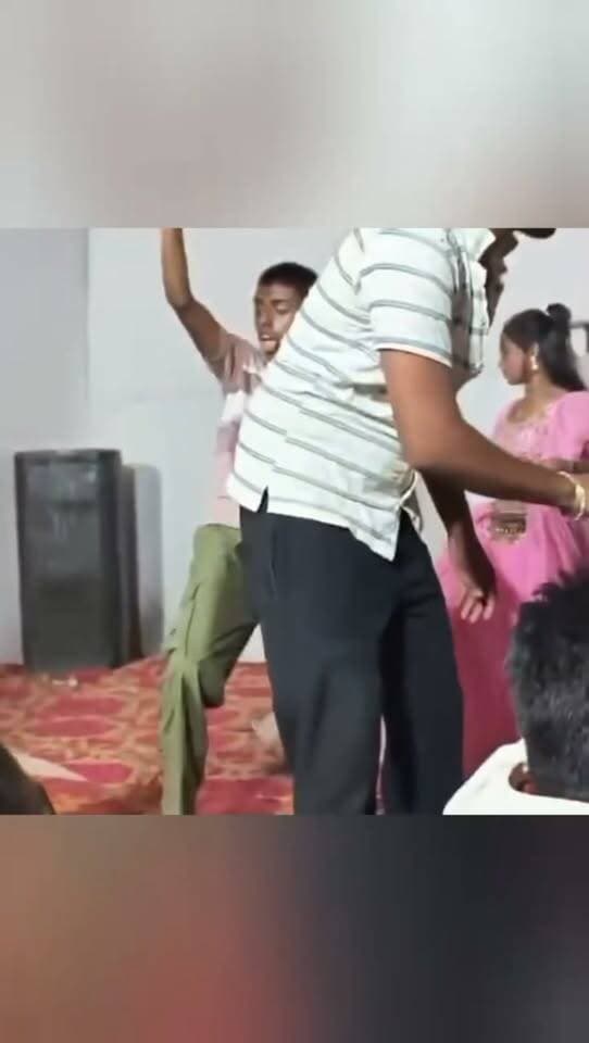 पूर्णिया में स्टेज पर तमंचा लहराते हुए युवक का डांस वायरल, हथियार देख सहमी डांसर
भोजपुरी गाने पर चल रहा था डांस, तभी स्टेज पर चढ़े दो युवक; एक के हाथ में दिखा हथियार
पूर्णिया। बनमनखी में एक कार्यक्रम के दौरान स्टेज पर हथियार लहराते हुए डांस करने का वीडियो सोशल मीडिया पर वायरल हो रहा है। करीब 58 सेकेंड के इस वीडियो में भोजपुरी गाने पर कुछ डांसर स्टेज पर प्रस्तुति देती नजर आ रही हैं। इसी दौरान दो युवक स्टेज पर चढ़कर डांस करने लगते हैं।
वीडियो में एक युवक के हाथ में तमंचे जैसा हथियार दिखाई दे रहा है। युवक डांस करते हुए हथियार लहराने लगता है। इस दौरान स्टेज पर मौजूद एक डांसर सहम जाती है और किनारे हटकर खड़ी हो जाती है।
वीडियो सामने आने के बाद कार्यक्रम में हथियार लेकर पहुंचने को लेकर सवाल उठ रहे हैं। हालांकि, वायरल वीडियो की स्वतंत्र रूप से पुष्टि नहीं हुई है। वीडियो कब और किस कार्यक्रम का है, इसकी भी आधिकारिक पुष्टि नहीं हो सकी है।
#PurniaNews #Banmankhi #ViralVideo #BiharNews #कोसीसमाचार