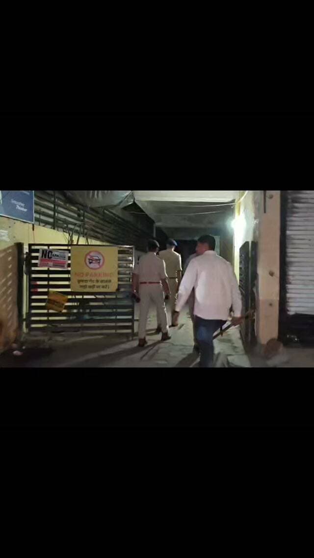 💃 गरबा की रौनक, सुरक्षा के साथ! 🛡️
नवरात्रि उत्सव में महिलाओं की सुरक्षा एवं कानून-व्यवस्था के लिए इंदौर पुलिस सतर्क। विशेष शक्ति मोबाइल टीम, निगरानी और आयोजकों के साथ समन्वय से सुरक्षित उत्सव का संकल्प।
📞 आपातकालीन सहायता: 112
#IndorePolice #DCPZone4
@mppolicedeptt @mohdept @indorepolicelive