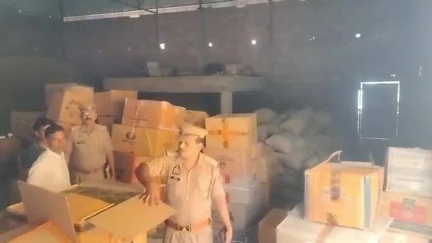 सासनी: हाथरस पुलिस ने अवैध आतिशबाजी गोदाम से 12 लाख के पटाखे बरामद कर दो गिरफ्तार