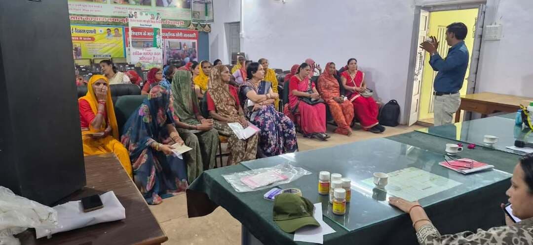 किसान कल्याण तथा कृषि विकास विभाग द्वारा संचालित आत्मा योजना के अंतर्गत गुरूवार को जिला कार्यालय में महिला किसान दिवस के अवसर पर विशेष कृषि संगोष्ठी का सफल आयोजन किया गया।
इस कार्यक्रम का मुख्य उद्देश्य कृषि क्षेत्र में महिलाओं के महत्वपूर्ण योगदान को सराहते हुए उन्हें टिकाऊ, आधुनिक एवं पर्यावरण-अनुकूल खेती की तकनीकों के प्रति जागरूक करना रहा। संगोष्ठी में जिले के विभिन्न क्षेत्रों से आई लगभग 65 से 70 महिला किसानों ने उत्साहपूर्वक भाग लिया और उन्नत कृषि पद्धतियों की जानकारी प्राप्त की।
महिला किसानों द्वारा जैविक एवं उन्नत कृषि तकनीकें अपनाने के संकल्प के साथ हुआ। कृषि विभाग द्वारा आश्वासन दिया गया कि भविष्य में भी महिला कृषकों के सशक्तिकरण और स्वावलंबन के लिए इस तरह के प्रशिक्षण व जागरूकता कार्यक्रमों का निरंतर आयोजन किया जाएगा।
Jansampark Madhya Pradesh
Department of Agriculture, Madhya Pradesh
#shivpuri