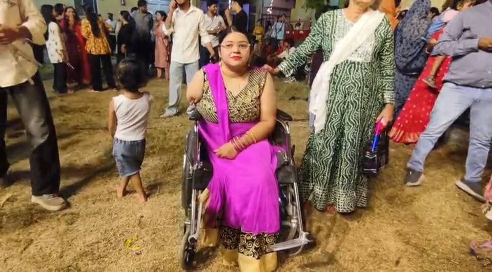 अजमेर की बेटी अनुष्का राठौड़ बनी मिसाल, एक हाथ और एक पैर नहीं होने के बावजूद डांडिया में दिखाया हुनर,दो साल की उम्र में ट्रेन हादसे में गंवाया हाथ-पैर, हौसलों के दम पर जिंदगी को बनाया प्रेरणादायक,अनुष्का को डांस और डांडिया का शौक,पिछले 10 साल से गरबा-डांडिया आयोजन में ले रही हैं हिस्सा,स्नातक के साथ पोस्ट ग्रेजुएशन की डिग्री भी की पूरी, आत्मविश्वास और आत्मनिर्भरता से दे रही हैं समाज को संदेश,अनुष्का का संदेश—हौसले बुलंद हों तो कोई भी मुश्किल मंजिल तक पहुंचने से नहीं रोक सकती, नवरात्रि में अनुष्का का जज्बा बना प्रेरणा, डांडिया खेलकर दिया हार न मानने का संदेश।।
#RajasthanNews #LatestNews #ajmer #viralvideo
