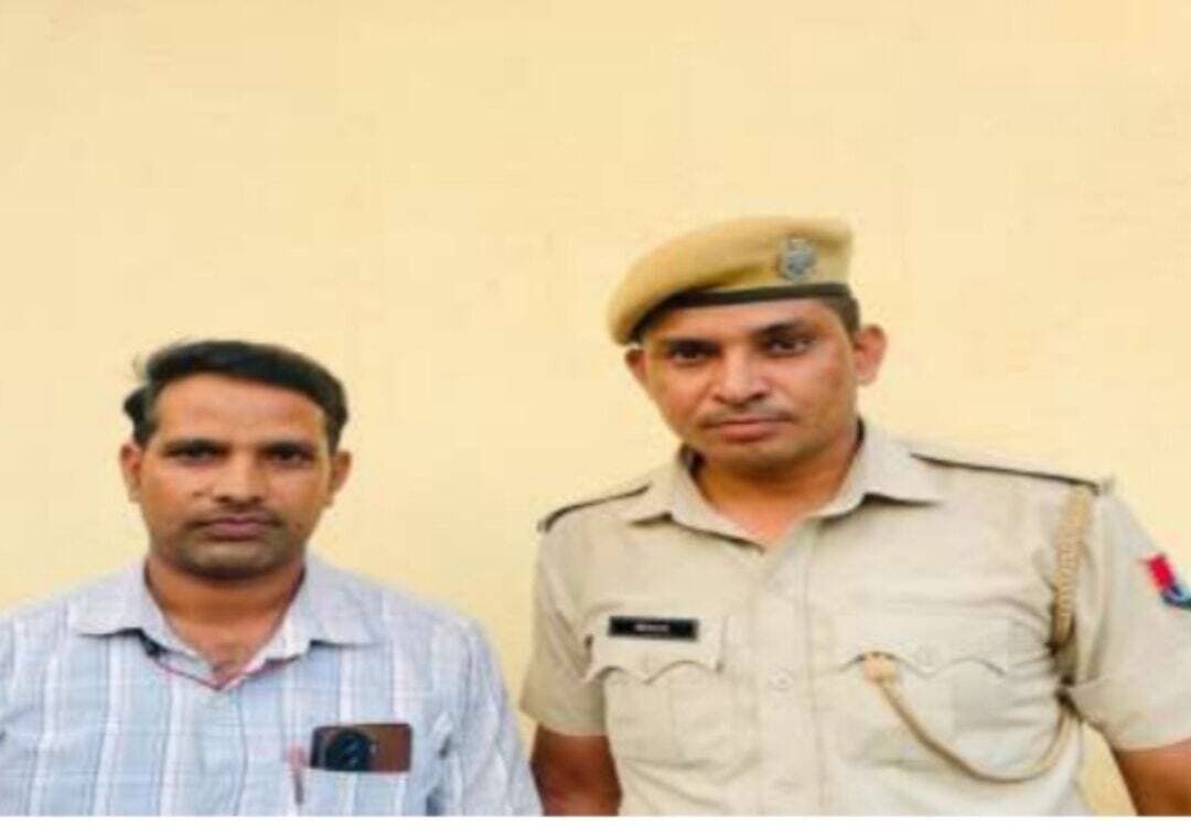 मित्रपुरा थाना पुलिस की साइबर ठगी पर कार्रवाई, पीड़ित को वापस दिलाए 20 हजार रुपये
सवाई माधोपुर। जिले में साइबर अपराधों की रोकथाम के लिए चलाए जा रहे विशेष अभियान के तहत मित्रपुरा थाना पुलिस ने प्रभावी कार्रवाई करते हुए साइबर ठगी के पीड़ित को पूरी राशि वापस दिलवाई है। साइबर ठगों ने परिवादी के बैंक खाते से 20 हजार रुपये की ठगी की थी। पुलिस के प्रयासों से पूरी राशि परिवादी के खाते में रिफंड करवा दी गई।
पुलिस अधीक्षक सुश्री ज्येष्ठा मैत्रेयी (आईपीएस) के निर्देशन में तथा अतिरिक्त पुलिस अधीक्षक बौली श्री हिम्मत सिंह (आरपीएस) और पुलिस उपाधीक्षक वृत्त बौली श्री हंसराज बैरवा (आरपीएस) के सुपरविजन में साइबर अपराधियों के विरुद्ध अभियान चलाया जा रहा है।
इसी क्रम में पुलिस निरीक्षक एवं मित्रपुरा थानाधिकारी श्री कैलाश चन्द शर्मा के नेतृत्व में पुलिस टीम ने कार्रवाई करते हुए पीड़ित रायसिंह पुत्र बद्रीलाल गुर्जर, उम्र 32 वर्ष, निवासी गोटोड़, थाना मित्रपुरा, जिला सवाई माधोपुर के साथ हुई साइबर ठगी की राशि वापस दिलवाई। ठगी के 20 हजार रुपये पीड़ित के बैंक खाते में रिफंड करवाए गए।
पुलिस टीम में ये रहे शामिल
1. कैलाश चन्द शर्मा, पुलिस निरीक्षक एवं थानाधिकारी, पुलिस थाना मित्रपुरा।
2. विष्णु प्रताप सिंह, हेड कांस्टेबल।
3. सीताराम, कांस्टेबल — विशेष भूमिका।
पुलिस की इस कार्रवाई से साइबर ठगी के पीड़ित को राहत मिली है। पुलिस ने साइबर अपराधों की रोकथाम और पीड़ितों को राहत दिलाने के लिए प्रभावी कार्रवाई जारी रखने की प्रतिबद्धता जताई है।
