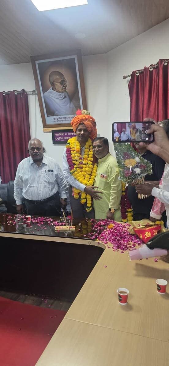 डॉ. डी. डी. बेदिया के कुलगुरु बनने पर शिक्षक संघ ने आयोजित किया सम्मान समारोह
उज्जैन, 15 अक्टूबर। सम्राट विक्रमादित्य विश्वविद्यालय, उज्जैन में डॉ. डी. डी. बेदिया के बरकतउल्लाह विश्वविद्यालय, भोपाल के कुलगुरु नियुक्त होने पर सम्राट विक्रमादित्य विश्वविद्यालय शिक्षक संघ द्वारा सम्मान समारोह आयोजित किया गया। कार्यक्रम की अध्यक्षता विश्वविद्यालय के प्रभारी कुलगुरु डॉ. शैलेंद्र कुमार शर्मा ने की।
समारोह में डॉ. दीपक गुप्ता ने अपने संबोधन में डॉ. बेदिया के उत्कृष्ट कार्यों एवं उपलब्धियों की विस्तार से विवेचना की। इस अवसर पर पं. जवाहरलाल नेहरू इंस्टीट्यूट ऑफ बिजनेस मैनेजमेंट के निदेशक डॉ. धर्मेंद्र मेहता, कुलसचिव डॉ. अनिल कुमार शर्मा, सहायक कुलसचिव श्री गौरी शंकर बरार तथा शिक्षक संघ की अध्यक्ष डॉ. कनिया मेड़ा ने अपने विचार व्यक्त करते हुए डॉ. बेदिया के साथ जुड़े अनुभवों और स्मृतियों को साझा किया।
अध्यक्षीय उद्बोधन देते हुए प्रभारी कुलगुरु डॉ. शर्मा ने विश्वविद्यालय में डॉ. बेदिया की 19 वर्षों की दीर्घ सेवा यात्रा का सजीव चित्रण किया। उन्होंने विश्वविद्यालय के विकास में उनके अभूतपूर्व योगदान की सराहना करते हुए उनके उज्ज्वल भविष्य की कामना की। अपने सम्मान के प्रति उत्तर में डॉ. डी. डी. बेदिया ने सभी के प्रति हार्दिक आभार व्यक्त किया और सकारात्मक दृष्टिकोण के साथ सभी के सहयोग से आगे कार्य करने का संकल्प जताया।
कार्यक्रम का संचालन डॉ. राज बोरिया ने किया तथा अंत में आभार प्रदर्शन महाराजा जीवाजीराव पुस्तकालय के पुस्तकाध्यक्ष डॉ. अनिल कुमार जैन ने किया। इस समारोह में वित्त नियंत्रक श्री जे एस तोमर, परीक्षा नियंत्रक प्रो. एम द्विवेदी, डॉ. उमेश कुमार सिंह, डॉ. संदीप तिवारी, डॉ. दशोरा, डॉ. टेलर, डॉ. स्वाति दुबे, डॉ. वी. जे. परमार, डॉ. सलिल सिंह, डॉ. वीरेंद्र चावरे, डॉ. निश्चल यादव एवं श्री संजू सिंह सहित विश्वविद्यालय के अनेक अधिकारी, कर्मचारी और बड़ी संख्या में विद्यार्थी उपस्थित रहे।
Jansampark Madhya Pradesh
School Education Department, Government of the Punjab