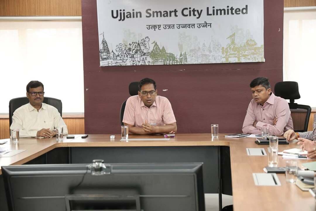 सिंहस्थ-2028 | कान्ह डायवर्सन का कार्य मई 2027 तक पूर्ण करने के निर्देश
संभागायुक्त श्री आशीष सिंह ने सिंहस्थ-2028 के तहत यूडीए एवं जल संसाधन विभाग के निर्माण कार्यों की समीक्षा कर कार्यों में तेजी लाने के निर्देश दिए।
🔹 कान्ह डायवर्सन का 71% कार्य पूर्ण, 30 मई 2027 तक पूरा करने का लक्ष्य।
🔹 मेडिकल कॉलेज का 68% कार्य पूर्ण, शेष कार्य जून 2027 तक पूरा करने के निर्देश।
🔹 प्रमुख चौराहों, मंदिरों, सड़कों एवं अन्य निर्माण कार्यों में तेजी लाने पर जोर।
बैठक में कलेक्टर श्री रोशन कुमार सिंह सहित संबंधित विभागों के अधिकारी उपस्थित रहे।
Jansampark Madhya Pradesh Simhasth2028 JDjansampark Ujjain CM Madhya Pradesh