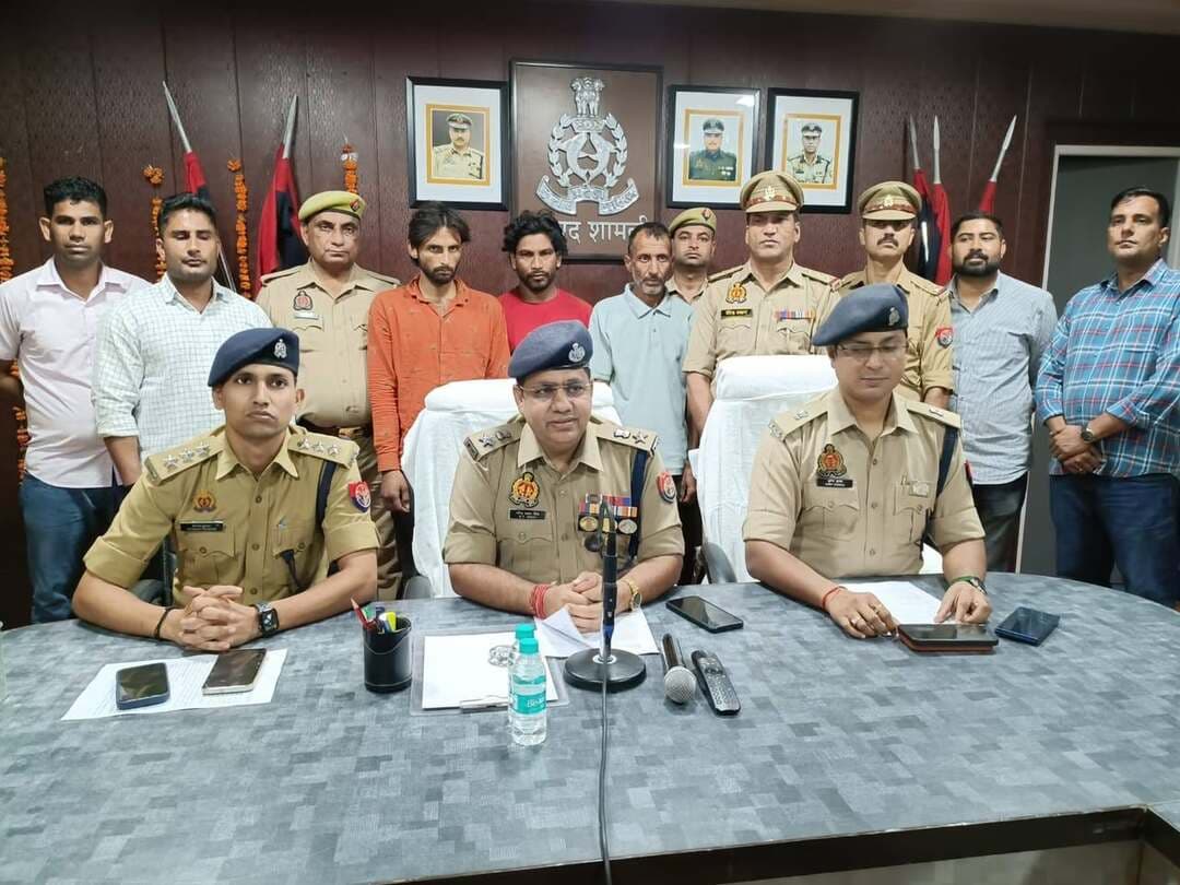 शामली में तीन अंतर्राज्यीय वाहन चोर गिरफ्तार, 14 चोरी की बाइक बरामद; एक आरोपी फरार
शामली के झिंझाना थाना पुलिस ने तीन अंतर्राज्यीय वाहन चोरों को गिरफ्तार कर दिल्ली, हरियाणा और उत्तर प्रदेश से चोरी की गईं 14 मोटरसाइकिल बरामद की हैं। पुलिस के मुताबिक, आरोपी मास्टर चाबी से दोपहिया वाहनों के लॉक खोलकर चोरी करते थे और चोरी की बाइकों को उत्तराखंड में बेच देते थे। मामले में एक अन्य आरोपी फरार है।
पुलिस ने इंतजार पुत्र मुन्तयाज निवासी मोहल्ला खेल, कांधला, रामसेवक उर्फ बबलू पुत्र ज्ञाना निवासी खानपुर कलां और इरफान पुत्र मेहन्दा निवासी पावटी कलां, थाना झिंझाना को गिरफ्तार किया है। वहीं, मुर्सलीन उर्फ बटे मौके से फरार हो गया, जिसकी गिरफ्तारी के प्रयास किए जा रहे हैं।
पुलिस के अनुसार, 15 अक्टूबर को ऊन-थानाभवन रोड पर संत निरंकारी आश्रम के सामने चेकिंग के दौरान तीनों आरोपी एक मोटरसाइकिल पर सवार मिले। जांच में बाइक कांधला क्षेत्र से चोरी की निकली। पूछताछ के बाद आरोपियों की निशानदेही पर बंद पड़े भट्टे से 13 अन्य मोटरसाइकिल बरामद की गईं।
बरामद मोटरसाइकिलों के नंबर
1. HR 26 AY 0890
2. UP 12 R 4469
3. UP 19 F 3579
4. UP 19 P 5110
5. UP 15 AZ 9699
6. UP 11 CM 2515
7. बिना नंबर प्लेट — हीरो स्प्लेंडर प्लस
8. UP 19 H 0409
9. बिना नंबर प्लेट — हीरो पैशन
10. UP 12 M 3116
11. बिना नंबर प्लेट — बजाज पल्सर
12. बिना नंबर प्लेट — हीरो होंडा हंक
13. बिना नंबर प्लेट — स्प्लेंडर
14. UP 19 N 0683
पुलिस के मुताबिक, गिरफ्तार आरोपियों के खिलाफ विभिन्न मुकदमे दर्ज हैं। बरामद अन्य मोटरसाइकिलों के संबंध में जानकारी जुटाई जा रही है। फरार आरोपी की तलाश जारी है।
#Shamli #ShamliPolice #BikeRecovery #VehicleTheft #CrimeNews