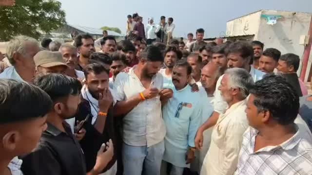 🚨 नलखेड़ा कृषि मंडी में किसानों का हंगामा, तुलाई कांटे पर 80 किलो सोयाबीन गायब करने का आरोप