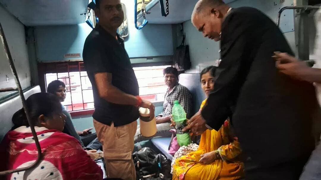 मऊ में रेलकर्मी ने ट्रेन में सफर कर रहे दंपति को बच्चे के लिए उपलब्ध कराया गर्म दूध
गोरखपुर से दादर जा रही ट्रेन संख्या 11048 के एस-7 कोच में यात्रा कर रहे एक दंपति ने अपने बच्चे के लिए गर्म दूध की मांग रेल मदद के माध्यम से की। सूचना कंट्रोल रूम से मऊ में ड्यूटी पर तैनात उप मुख्य टिकट निरीक्षक राकेश कुमार को मिली। सूचना मिलते ही राकेश कुमार ने तत्परता दिखाते हुए दंपति को गर्म दूध उपलब्ध कराया। रेलकर्मी की इस पहल से यात्रा के दौरान बच्चे के लिए दूध की जरूरत पूरी हो सकी। रेलवे कर्मचारी की इस तत्परता को यात्रियों की सुविधा और संवेदनशीलता से जोड़कर देखा जा रहा है।