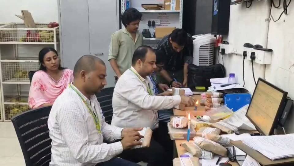 मऊ में Blinkit स्टोर पर खाद्य सुरक्षा विभाग की कार्रवाई, कुट्टू-सिंघाड़ा आटा समेत 6 खाद्य पदार्थों के नमूने जांच को भेजे गए
#मऊ #खबरेंअभीतक #KhabareAbhiTak #FoodSafety #Blinkit