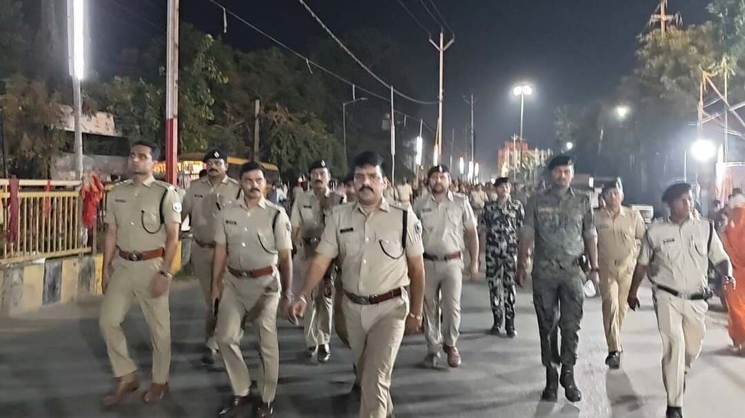 दुर्गापूजा को लेकर शहर में निकला फ्लैग मार्च, शांति बनाए रखने की अपील
जहानाबाद : दुर्गापूजा को शांतिपूर्ण एवं सौहार्दपूर्ण वातावरण में संपन्न कराने को लेकर बुधवार को पुलिस अधीक्षक कोटा किरण कुमार के नेतृत्व में शहर में फ्लैग मार्च निकाला गया। फ्लैग मार्च सदर थाना से शुरू होकर अस्पताल मोड़, अरवल मोड़, निचली रोड, मलहचक मोड़ सहित शहर के विभिन्न मार्गों से गुजरा।
इस दौरान पुलिस पदाधिकारियों ने आम लोगों से पर्व को आपसी भाईचारे और शांति के साथ मनाने की अपील की। पुलिस अधीक्षक ने लोगों से कहा कि शहर में शांति व्यवस्था बनाए रखने में पुलिस का सहयोग करें। किसी भी प्रकार की भड़काऊ गतिविधि या असामाजिक तत्वों की संदिग्ध गतिविधि की जानकारी तत्काल पुलिस को दें।
फ्लैग मार्च के माध्यम से पुलिस ने आम लोगों को सुरक्षा का भरोसा दिलाया। साथ ही पर्व के दौरान असामाजिक तत्वों पर विशेष नजर रखने तथा किसी भी तरह की अफवाह पर ध्यान नहीं देने की अपील की। पुलिस प्रशासन ने स्पष्ट किया कि पर्व के दौरान शांति व्यवस्था भंग करने वालों के विरुद्ध आवश्यक कार्रवाई की जाएगी।