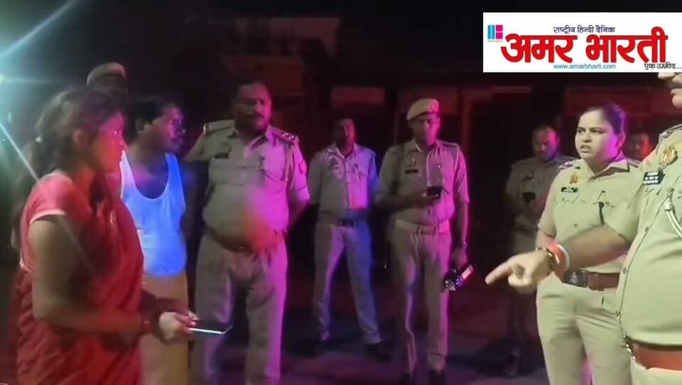 बाँदा: थाना पैलानी क्षेत्र में युवक की पीट-पीटकर हत्या, दो हिरासत में*
*बाँदा।* थाना पैलानी क्षेत्र के ग्राम पैलानी डेरा में एक सनसनीखेज वारदात सामने आई है। गाँव निवासी 21 वर्षीय युवक आलोक पुत्र सरजू प्रसाद की डंडे से पीट-पीटकर हत्या कर दी गई।
बताया जा रहा है कि गाँव के ही जगन्नाथ उर्फ गेद्दू पुत्र कलुवा ने आलोक के साथ डंडे से मारपीट की, जिससे गंभीर चोट लगने के कारण उसकी मौके पर ही मौत हो गई। इसके बाद आरोपी ने मोहल्ले के ही राजा भैया उर्फ राजा पुत्र खिलावन के सहयोग से शव को उसके दरवाजे पर फेंक दिया।
सूचना मिलते ही उच्चाधिकारीगण सहित स्थानीय पुलिस व फील्ड यूनिट टीम ने मौके पर पहुँचकर मुआयना किया और साक्ष्यों का संकलन किया। पुलिस ने शव को कब्जे में लेकर पंचायतनामा भर पोस्टमार्टम के लिए भेज दिया है।
इस मामले में प्राप्त तहरीर के आधार पर थाना पैलानी में सुसंगत धाराओं में मुकदमा पंजीकृत कर नामजद दोनों अभियुक्तों को हिरासत में ले लिया गया है। अग्रिम विधिक कार्यवाही प्रचलित है।
पुलिस के अनुसार मौके पर शांति व्यवस्था कायम है। इस संबंध में क्षेत्राधिकारी सदर प्रतिज्ञा सिंह ने वीडियो बाइट भी जारी की है।