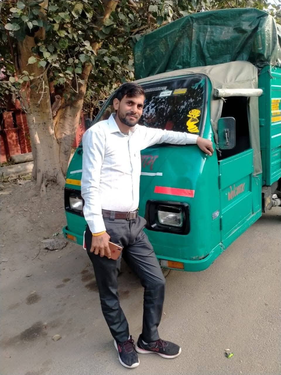 डीजे की तेज आवाज कम कराने को लेकर युवक की हत्या, शव फेंककर आरोपी फरार!
ग्रेटर नोएडा के कुलेसरा में डीजे की तेज आवाज को लेकर हुए विवाद में युवक की हत्या का मामला सामने आया है।
बताया जा रहा है कि कुछ दिन पहले डीजे की तेज आवाज को लेकर कहासुनी हुई थी। आरोप है कि इसी विवाद में युवक की हत्या कर शव को फेंककर आरोपी फरार हो गए।
सूचना पर पहुंची पुलिस ने शव को कब्जे में लेकर पोस्टमार्टम के लिए भेज दिया है। पुलिस की टीम मामले की जांच-पड़ताल में जुटी हुई