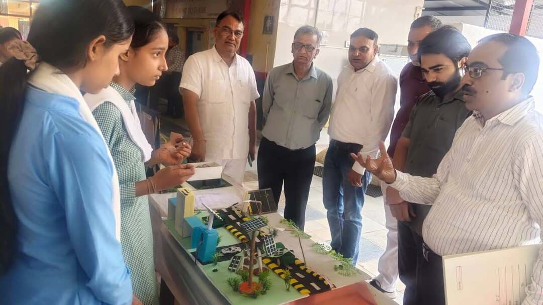 भिवानी खण्ड स्तरीय बाल वैज्ञानिक प्रदर्शनी सम्पन्न, युवा वैज्ञानिकों ने बिखेरी प्रतिभा की चमक
भिवानी, 15 अक्टूबर।
खण्ड शिक्षा अधिकारी श्री युद्धवीर सिंह के नेतृत्व में TIT वरिष्ठ माध्यमिक विद्यालय, भिवानी में ब्लॉक स्तरीय बाल वैज्ञानिक प्रदर्शनी 2026-27 का भव्य एवं सफल आयोजन सम्पन्न हुआ।
कार्यक्रम का शुभारंभ खण्ड शिक्षा अधिकारी श्री युद्धवीर सिंह ने दीप प्रज्ज्वलित कर किया। अपने संबोधन में उन्होंने विद्यार्थियों को विज्ञान के प्रति रुचि बढ़ाने और जिला व राज्य स्तर पर उत्कृष्ट प्रदर्शन के लिए प्रेरित किया। उन्होंने कहा कि इस प्रकार की प्रदर्शनियां बच्चों में वैज्ञानिक सोच, जिज्ञासा और नवाचार की भावना को विकसित करती हैं।
विज्ञान प्रदर्शनी का कुशल आयोजन प्राचार्य श्री डी. पी. कौशिक, वरिष्ट प्रवक्ता श्री अनिल अरोड़ा एवं श्री नरेन्द्र शर्मा द्वारा किया गया, जिसमें वरिष्ठ प्रवक्ता प्रवेश गौतम का अतिविशेष योगदान रहा। प्राचार्य श्री डी. पी. कौशिक ने विद्यार्थियों को बड़ा वैज्ञानिक बनने के लिए प्रोत्साहित किया।
वैज्ञानिक मॉडलों के मूल्यांकन हेतु निर्णायक मंडल के रूप में श्री राकेश कुमार , श्री रवि प्रकाश, श्रीमती आशा सांगवान , श्रीमती सीमा रानी एवं श्री हेमंत शर्मा ने महत्वपूर्ण भूमिका निभाई। मंच संचालन प्रवक्ता अनिल अरोड़ा व नरेन्द्र शर्मा ने किया।
कार्यक्रम को सफल बनाने में रजिस्ट्रेशन टीम की प्रवक्ता आशा, पूजा, पूनम तथा TIT विद्यालय के समस्त स्टाफ का सराहनीय योगदान रहा।
प्रदर्शनी के विषयवार परिणाम इस प्रकार रहे :-
थीम मैथमेटिकल मॉडलिंग एंड कम्प्यूटेशनल थिंकिंग में प्रथम - TIT सीनियर सेकेंडरी स्कूल, भिवानी, द्वितीय - राजकीय वरिष्ठ माध्यमिक विद्यालय धनाना, तृतीय - राजकीय वरिष्ठ माध्यमिक विद्यालय बापोड़ा।
थीम इंडीजीनस एग्रीकल्चर प्रैक्टिसेज में प्रथम - SRS लैब स्कूल, भिवानी, द्वितीय - TIT सीनियर सेकेंडरी स्कूल, भिवानी, तृतीय - GGSSS देवसर।
थीम आर्टिफिशियल इंटेलिजेंस फॉर बेटर लाइफ में प्रथम - TIT सीनियर सेकेंडरी स्कूल, भिवानी, द्वितीय - राजकीय वरिष्ठ माध्यमिक विद्यालय मानहेरू, तृतीय - राजकीय वरिष्ठ माध्यमिक विद्यालय देवसर।
थीम रूरल ट्रांसफॉर्मेशन में प्रथम - राजकीय वरिष्ठ माध्यमिक विद्यालय बापोड़ा, द्वितीय - TIT सीनियर सेकेंडरी स्कूल, भिवानी, तृतीय - राजकीय वरिष्ठ माध्यमिक विद्यालय देवसर।
थीम ग्रीन एनर्जी एंड एनवायरनमेंटल कंजर्वेशन में प्रथम - राजकीय वरिष्ठ माध्यमिक विद्यालय तिगराना, द्वितीय - राजकीय वरिष्ठ माध्यमिक विद्यालय देवसर, तृतीय - राजकीय वरिष्ठ माध्यमिक विद्यालय खरक।
थीम डिजास्टर मैनेजमेंट में प्रथम - TIT सीनियर सेकेंडरी स्कूल, भिवानी, द्वितीय - राजकीय वरिष्ठ माध्यमिक विद्यालय निमड़ीवाली, तृतीय - राजकीय वरिष्ठ माध्यमिक विद्यालय खरक कलां।
थीम हेल्थ, हाइजीन एंड सैनिटेशन में प्रथम - राजकीय वरिष्ठ माध्यमिक विद्यालय बामला, द्वितीय - SRS, भिवानी, तृतीय - TIT सीनियर सेकेंडरी स्कूल, भिवानी।
TIT वरिष्ठ माध्यमिक विद्यालय ओवरऑल चैंपियन रहा
कार्यक्रम के अंत में खण्ड शिक्षा अधिकारी श्री युद्धवीर सिंह ने बताया कि प्रथम, द्वितीय एवं तृतीय स्थान प्राप्त करने वाले विद्यार्थियों को क्रमशः 500, 400 एवं 300 रुपये का पुरस्कार प्रदान किया जाएगा और इन सभी विद्यार्थियों का जिला स्तरीय प्रदर्शनी के लिए चयन किया गया है।