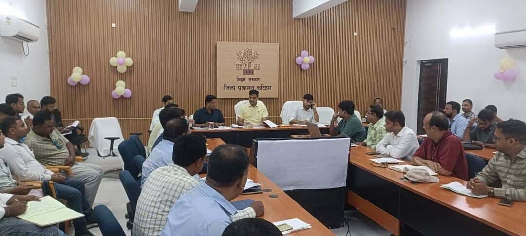 पी०एम०सूर्य घर मुफ्त बिजली योजना (PMSGMBY) की प्रगति एवं क्रियान्वयन से संबंधित बैठक जिला पदाधिकारी, कटिहार की अध्यक्षता में आज दिनांक 15.10.2026 को पूर्वाह्न 11:00 बजे समाहरणालय, कटिहार स्थित, NIC सभागार में आयोजित किया गया।
बैठक में विशेष कार्य पदाधिकारी अभिषेक रंजन,सभी बैंको के जिला समन्वयक, जिला- कटिहार, सभी वेंडर, पी०एम०सूर्य घर मुफ्त बिजली योजना अन्तर्गत, सभी कनीय विद्युत अभियंता, सभी सहायक विद्युत अभियंता, कटिहार जिला अन्तर्गत एवं विद्युत कार्यपालक अभियंता, विद्युत आपूर्ति प्रमंडल, कटिहार / बारसोई उपस्थित रहें।
बैठक में जिला पदाधिकारी, कटिहार के द्वारा सोलर संयंत्र अधिष्ठापन के संबंध में समीक्षा कर महत्त्वपूर्ण सुझाव एवं दिशा-निर्देश तथा सोलर संयंत्र अधिष्ठापन में प्रचार-प्रसार कर तेजी लाने हेतु निर्देशित किया गया।
सोलर प्लांट लगाने पर सरकार द्वारा दी जाने वाली अनुदान राशि का विवरणी।
*1 एक किलोवाट की क्षमता लगाने पर*
केन्द्र सरकार 30000/-
राज्य सरकार 10000/-
कुल 40000/-
*2 दो किलोवाट की क्षमता लगाने पर*
केन्द्र सरकार 60000/-
राज्य सरकार 20000/-
कुल 80000/-
*3 तीन किलोवाट एवं इससे अधिक की क्षमता लगाने पर*
केन्द्र सरकार
78000/-
राज्य सरकार 20000/-
कुल 98000/-
*युनिट उत्पादन के अनुसार सोलर प्लांट की क्षमता*
*औसत मासिक बिजली खपत*
0-150 युनिट
150-300 युनिट
*300 से अधिक युनिट*
सोलर प्लांट की क्षमता
1-2 KW
2-3 KW
3 KW से अधिक युनिट
प्रधानमंत्री सूर्यघर मुफ्त बिजली योजना (PMSGMBY) के तहत सोलर रूफटॉप संयंत्र लगाने हेतु बैंको से 5.75% से 7% तक प्रति वर्ष की बेहद कम और आसान ब्याज दरों पर लोन मिलता है। इस पहल से न केवल उपभोक्ताओं को सस्ती एवं स्वच्छ ऊर्जा उपलब्ध होगी, बल्कि पर्यावरण संरक्षण को भी बढ़ावा मिलेगा।
जिला जनसंपर्क पदाधिकारी, कटिहार।
Information & Public Relations Department, Government of Bihar Energy Department, Bihar @topfans CMO Bihar Samrat Choudhary CM Samrat #CMSamrat #samratchoudhary #Katihar