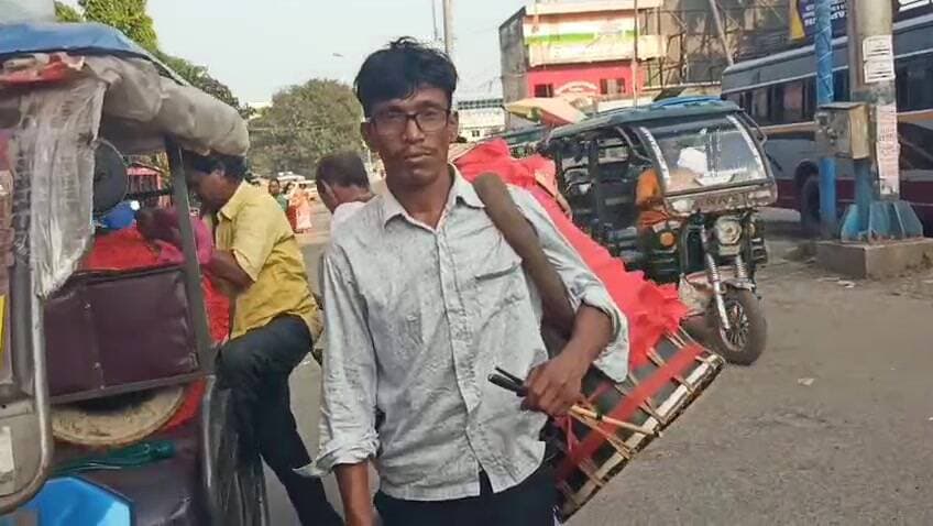 রায়গঞ্জ: শারদোৎসবের সকালে ঢাক ছেড়ে পুজো মণ্ডপের পথে ছুটছেন ঢাকিরা