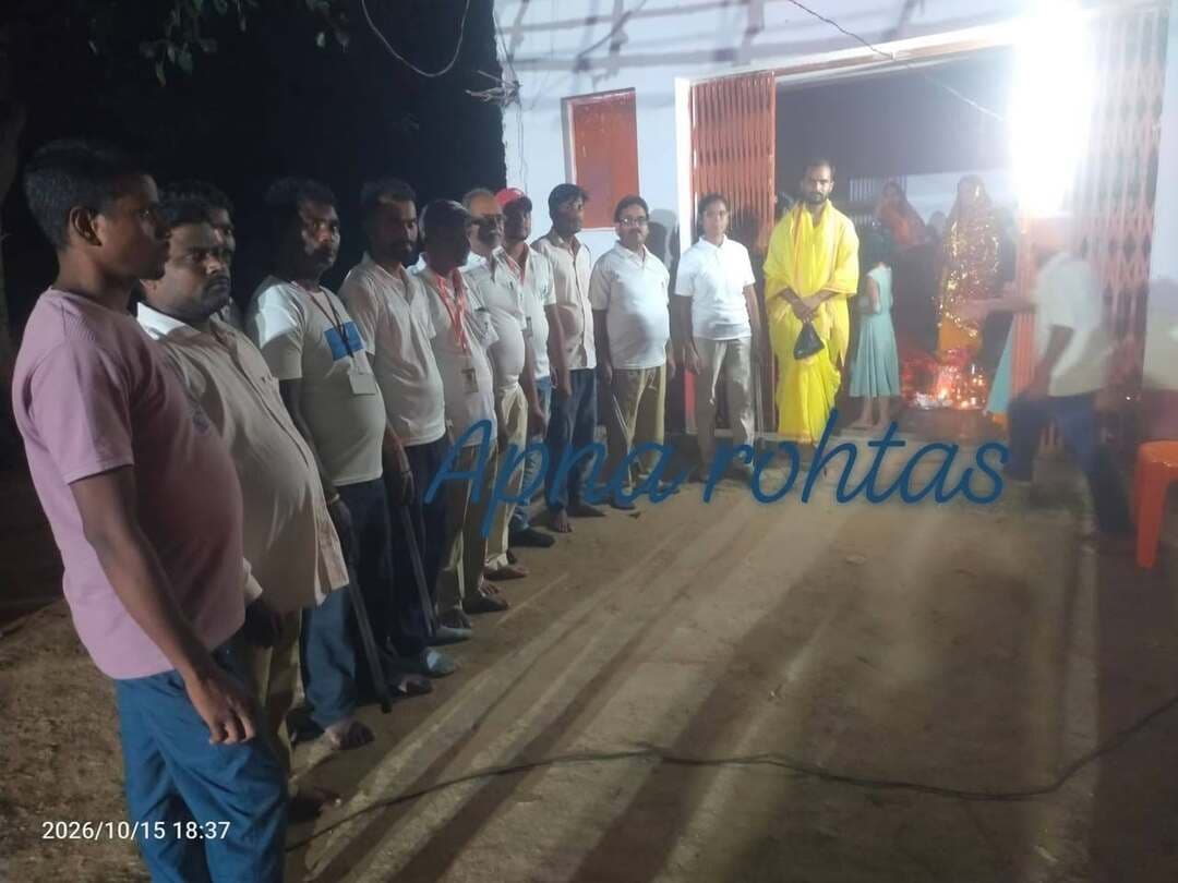 दुर्गा पूजा में शांति व्यवस्था के लिए आगे आए ग्राम रक्षा दल के सदस्य, गांवों में कर रहे श्रमदान
प्रशिक्षण के बाद चौक-चौराहों और पूजा पंडालों में दे रहे सेवा, आधिकारिक आदेश का अब भी इंतजार
नौहट्टा। शारदीय नवरात्र और दुर्गा पूजा के दौरान शांति व्यवस्था बनाए रखने तथा प्रशासन को सहयोग देने के उद्देश्य से नौहट्टा प्रखंड की विभिन्न पंचायतों में ग्राम रक्षा दल के सदस्य श्रमदान कर रहे हैं। बिहार राज्य ग्राम रक्षा दल महासंघ के बैनर तले सदस्य अपने-अपने गांवों की गलियों, चौक-चौराहों और दुर्गा पूजा पंडालों में सेवा दे रहे हैं।
ग्राम रक्षा दल के सदस्यों ने हाल ही में प्रखंड स्तरीय प्रशिक्षण पूरा कर प्रमाण पत्र प्राप्त किया है। इसके बाद त्योहार के दौरान विधि-व्यवस्था बनाए रखने में सहयोग देने के लिए उन्होंने स्वेच्छा से पहल की है। सदस्यों का कहना है कि उन्होंने प्रशासन से आवेदन देकर पर्व के दौरान श्रमदान के माध्यम से सेवा करने की अनुमति मांगी है।
हालांकि, अब तक उनके श्रमदान को लेकर कोई आधिकारिक आदेश जारी नहीं हुआ है। इसके बावजूद सदस्य अपने स्तर से सहयोग कर रहे हैं। ग्रामीणों का मानना है कि स्थानीय स्तर पर ऐसे स्वयंसेवकों की सक्रियता से भीड़ प्रबंधन और सुरक्षा व्यवस्था में प्रशासन को मदद मिल सकती है।
मामले में उप प्रमुख रविन्द्र राम ने बताया कि अभी तक सेवा देने के लिए विभागीय कोई आदेश प्राप्त नहीं हुआ है। लेकिन स्वयंसेवक अगर स्वेक्षा से श्रमदान कर रहे है तो यह खुशी की बात है। इस तरह के सेवा दान से गांवों में सुरक्षा व्यवस्था और मजबूत होगा ।
ग्राम रक्षा दल के सदस्यों ने उम्मीद जताई कि प्रशासन उनकी मांग पर सकारात्मक पहल करेगा, ताकि वे व्यवस्थित तरीके से त्योहार के दौरान अपनी सेवाएं दे सकें।
अपना रोहतास | जनहित की खबर, आपके गांव से
#अपना_रोहतास #नौहट्टा #रोहतास #ग्राम_रक्षा_दल #बिहार_राज्य_ग्राम_रक्षा_दल_महासंघ #दुर्गा_पूजा #शारदीय_नवरात्र #शांति_व्यवस्था #जनसेवा #श्रमदान #ग्रामीण_सुरक्षा #रोहतास_न्यूज #BiharNews #RohtasNews