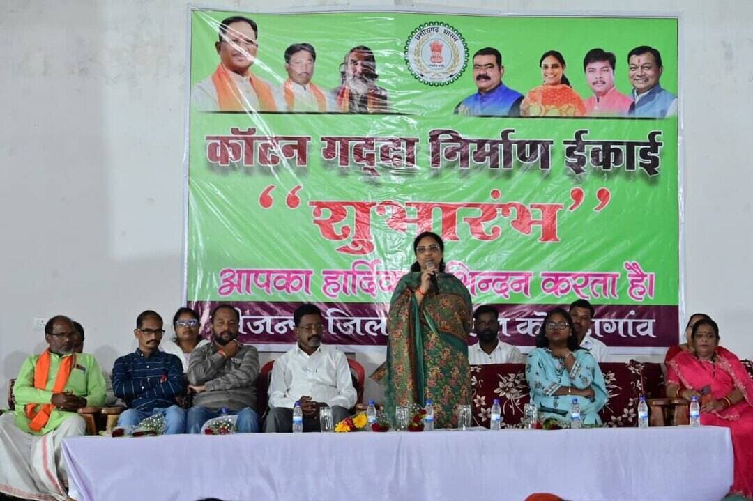 कपड़ों के अपशिष्ट से बनेंगे गद्दे, कोण्डागांव में रोजगार की नई पहल
कोण्डागांव में बड़ेकनेरा मार्ग स्थित सर्व मांगलिक भवन में बस्तर विकास प्राधिकरण की उपाध्यक्ष एवं विधायक सुश्री लता उसेंडी ने कॉटन गद्दा निर्माण इकाई का शुभारंभ किया। इस अवसर पर कलेक्टर श्रीमती नूपुर राशि पन्ना और नगर पालिका अध्यक्ष श्री नरपति पटेल सहित जनप्रतिनिधि उपस्थित रहे।
वेस्ट टू वेल्थ की अनूठी पहल
जिला प्रशासन की पहल पर लगभग ₹5 लाख की लागत से स्थापित इस इकाई में गारमेंट फैक्ट्री से निकलने वाले कपड़ों के अपशिष्ट का पुनः उपयोग कर कॉटन गद्दे, कुशन और तकिए तैयार किए जाएंगे।
इस पहल की प्रमुख विशेषताएं:
✅ वर्तमान में 10 हितग्राही इकाई में कार्यरत हैं।
✅ प्रत्येक हितग्राही को लगभग ₹7,500 से ₹10,000 तक मासिक आय मिलने की संभावना है।
✅ लगभग 30 लोगों को प्रत्यक्ष रोजगार उपलब्ध कराने का लक्ष्य है।
✅ महिलाओं, ट्रांसजेंडर व्यक्तियों और दिव्यांग युवाओं को भी रोजगार के अवसर मिलेंगे।
✅ प्रतिदिन प्रति व्यक्ति 8 से 10 गद्दे बनाने की अनुमानित क्षमता है।
यह पहल कपड़ों के अपशिष्ट को उपयोगी उत्पादों में बदलने के साथ पर्यावरण संरक्षण, कौशल विकास और स्थानीय स्तर पर आत्मनिर्भरता को बढ़ावा देगी।
#कोण्डागांव #रोजगार #आत्मनिर्भरता #वेस्ट_टू_वेल्थ #महिला_सशक्तिकरण MawaKondanaar संवर_रहा_छत्तीसगढ़