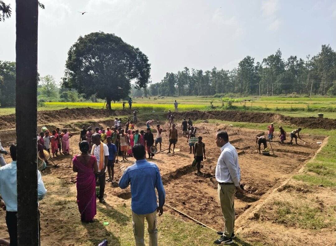 बालोंड और कुसमा में विकास कार्यों का निरीक्षण, योजनाओं की प्रगति का लिया जायजा
कोण्डागांव जिला पंचायत के मुख्य कार्यपालन अधिकारी श्री अविनाश भोई ने गुरुवार को ग्राम पंचायत बालोंड एवं कुसमा में संचालित विभिन्न विकास कार्यों और शासकीय योजनाओं की मैदानी स्थिति का निरीक्षण किया।
निरीक्षण के दौरान प्रमुख रूप से इन कार्यों का जायजा लिया गया।
✅ ग्राम पंचायत बालोंड में आजीविका डबरी निर्माण कार्य।
✅ ग्राम पंचायत कुसमा में नवीन ग्राम पंचायत भवन का निर्माण।
✅ आंगनबाड़ी केंद्र में संचालित गतिविधियां।
✅ डिजिटल क्रॉप सर्वे (DCS) कार्य की प्रगति।
निरीक्षण का उद्देश्य ग्रामीण क्षेत्रों में विकास कार्यों की प्रगति की समीक्षा करना और शासकीय योजनाओं के प्रभावी क्रियान्वयन की स्थिति का जायजा लेना रहा।
ग्रामीण विकास कार्यों की नियमित निगरानी से योजनाओं के बेहतर क्रियान्वयन और ग्रामीण क्षेत्रों में बुनियादी सुविधाओं के विस्तार को गति मिलती है।
#कोण्डागांव #ग्रामीण_विकास #सुशासन #MawaKondanaar #संवर_रहा_छत्तीसगढ़