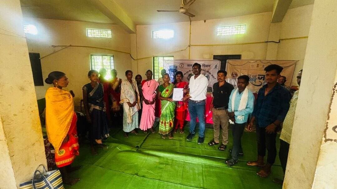 ग्राम हड़ेली के हर घर तक पहुंचा नल से स्वच्छ जल, जीवन हुआ आसान
प्रधानमंत्री श्री नरेंद्र मोदी के विजन और मुख्यमंत्री श्री विष्णु देव साय के नेतृत्व में संचालित जल जीवन मिशन से कोण्डागांव जिले के ग्राम पंचायत हड़ेली के 89 परिवारों को घर पर ही स्वच्छ पेयजल की सुविधा मिल रही है।
गांव में पेयजल सुविधा का विस्तार
89 परिवारों को नल से जल की सुविधा।
40 किलोलीटर क्षमता वाली पानी की टंकी स्थापित।
8,030 मीटर लंबी पाइपलाइन से घरों तक पहुंचा पानी।
इस सुविधा से ग्रामीणों को नदी-नालों से पानी लाने की परेशानी से राहत मिली है। विशेषकर महिलाओं के समय और श्रम की बचत हो रही है। साथ ही, स्वच्छ पेयजल की उपलब्धता से स्वास्थ्य और जीवनस्तर में सुधार की दिशा में मदद मिल रही है।
सेवा संकल्प अभियान के अंतर्गत आयोजित हर घर जल उत्सव में ग्रामीणों ने जल संरक्षण और जल स्रोतों को सुरक्षित रखने का संकल्प भी लिया।
जल की सुविधा, जीवन में सहूलियत और गांव के विकास की नई राह!
#सेवा_की_कहानी #जल_जीवन_मिशन #हर_घर_जल #जल_संरक्षण #MawaKondanaar संवर_रहा_छत्तीसगढ़