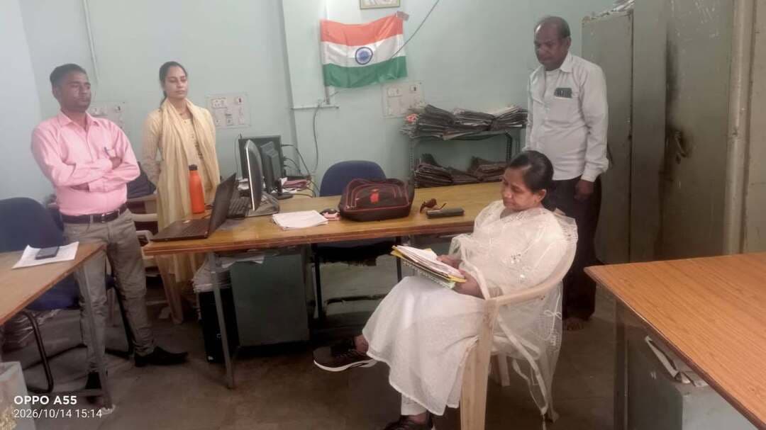 एसडीएम ने परीक्षा केंद्रों एवं ग्रामीण आजीविका मिशन कार्यालय का किया निरीक्षण
--
एसडीएम पृथ्वीपुर सुश्री विनीता जैन द्वारा दिनांक 14 अक्टूबर 2026 को माध्यमिक शिक्षा मंडल भोपाल द्वारा संचालित शैक्षणिक सत्र 2026-27 की परीक्षाओं के लिए निर्धारित परीक्षा केंद्रों का निरीक्षण किया गया। इस दौरान उन्होंने अशासकीय गुरुकुल कॉन्वेंट उच्चतर माध्यमिक विद्यालय पृथ्वीपुर एवं अशासकीय ऑक्सफोर्ड हाई स्कूल पृथ्वीपुर का निरीक्षण कर व्यवस्थाओं का जायजा लिया।
निरीक्षण के दौरान एसडीएम ने विद्यालयों में परीक्षा संबंधी व्यवस्थाओं का अवलोकन किया तथा आवश्यक व्यवस्थाएं सुनिश्चित करने के संबंध में संबंधित अधिकारियों एवं विद्यालय प्रबंधन को निर्देश दिए।
ग्रामीण आजीविका मिशन के कार्यों की ली जानकारी
एसडीएम सुश्री विनीता जैन ने मध्यप्रदेश डे-राज्य ग्रामीण आजीविका मिशन कार्यालय पृथ्वीपुर का भी निरीक्षण किया। इस दौरान उन्होंने राज्य ग्रामीण आजीविका मिशन के अंतर्गत संचालित स्व-सहायता समूहों की जानकारी प्राप्त की। साथ ही समूहों को शासन से प्राप्त अनुदान, समूहों द्वारा किए जा रहे कार्यों एवं तैयार किए जा रहे उत्पादों के संबंध में जानकारी ली।
उन्होंने समूहों की गतिविधियों और उनके द्वारा तैयार किए जा रहे उत्पादों के संबंध में जानकारी प्राप्त कर मिशन के अंतर्गत संचालित कार्यों की समीक्षा की।
#jansamparkMP #niwari
