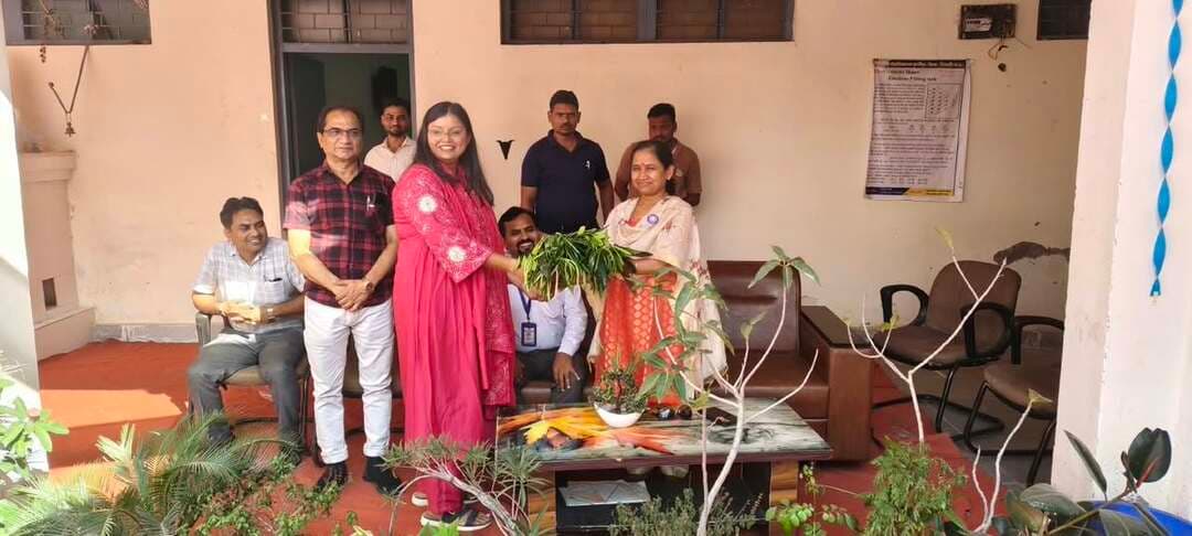 एसडीएम ने अछरूमाता मंदिर का निरीक्षण कर व्यवस्थाओं का लिया जायजा
पृथ्वीपुर में परीक्षा केंद्र, डांडिया कार्यक्रम, डायवर्जन भूमि एवं स्वामित्व योजना के कार्यों का भी किया निरीक्षण
--
एसडीएम पृथ्वीपुर सुश्री विनीता जैन ने 15 अक्टूबर 2026 को विभिन्न स्थलों का निरीक्षण कर व्यवस्थाओं एवं विकास कार्यों की प्रगति का जायजा लिया। इस दौरान उन्होंने नवरात्रि के अवसर पर अछरूमाता मंदिर पहुंचकर श्रद्धालुओं की सुविधाओं, सुरक्षा व्यवस्था एवं मंदिर परिसर की स्वच्छता का निरीक्षण किया। साथ ही माध्यमिक शिक्षा मंडल भोपाल द्वारा संचालित शैक्षणिक सत्र 2026-27 की परीक्षाओं के लिए निर्धारित परीक्षा केंद्र अशासकीय एपेक्स हाई स्कूल पृथ्वीपुर का निरीक्षण किया।
अछरूमाता मंदिर में श्रद्धालुओं की सुविधाओं का लिया जायजा
नवरात्रि पर्व के दौरान अछरूमाता मंदिर में श्रद्धालुओं की सुविधा एवं सुरक्षा को ध्यान में रखते हुए एसडीएम सुश्री विनीता जैन ने मंदिर परिसर एवं आसपास के क्षेत्रों में साफ-सफाई सहित विभिन्न व्यवस्थाओं की समीक्षा की। उन्होंने संबंधित अधिकारियों एवं कर्मचारियों को मंदिर परिसर में नियमित साफ-सफाई बनाए रखने तथा श्रद्धालुओं के लिए स्वच्छ पेयजल एवं अन्य आवश्यक मूलभूत सुविधाएं सुनिश्चित करने के निर्देश दिए।
परीक्षा केंद्र का निरीक्षण
एसडीएम ने माध्यमिक शिक्षा मंडल भोपाल द्वारा संचालित शैक्षणिक सत्र 2026-27 की परीक्षाओं के लिए बनाए गए अशासकीय एपेक्स हाई स्कूल पृथ्वीपुर परीक्षा केंद्र का निरीक्षण किया। इस दौरान उन्होंने परीक्षा केंद्र से संबंधित व्यवस्थाओं का जायजा लिया।
शासकीय महाविद्यालय में डांडिया कार्यक्रम में हुईं शामिल
सुश्री विनीता जैन शासकीय महाविद्यालय पृथ्वीपुर में छात्राओं द्वारा आयोजित डांडिया कार्यक्रम में भी उपस्थित रहीं। कार्यक्रम में छात्राओं ने नवरात्रि के अवसर पर सांस्कृतिक गतिविधियों के माध्यम से उत्साहपूर्वक सहभागिता की।
डायवर्जन भूमि का किया निरीक्षण
एसडीएम ने तहसील पृथ्वीपुर के अंतर्गत ग्राम करगुवां के हल्का क्षेत्र में डायवर्जन की गई भूमि का निरीक्षण किया। इस दौरान उन्होंने संबंधित भूमि की स्थिति का जायजा लिया।
ग्राम नयाखेरा में स्वामित्व योजना के कार्यों की समीक्षा
एसडीएम सुश्री विनीता जैन ने ग्राम नयाखेरा में स्वामित्व योजना के अंतर्गत चल रहे कार्यों का निरीक्षण किया तथा मौके पर उपस्थित ग्रामीणों से चर्चा कर योजना के संबंध में जानकारी ली।
स्वामित्व योजना का उद्देश्य ग्रामीण आबादी क्षेत्रों में संपत्तियों का सर्वेक्षण कर पात्र संपत्ति धारकों को संपत्ति अधिकार अभिलेख उपलब्ध कराने की प्रक्रिया को सुगम बनाना है। इससे ग्रामीणों को अपनी संपत्ति के दस्तावेज प्राप्त करने, संपत्ति संबंधी अभिलेख व्यवस्थित रखने तथा भविष्य में संपत्ति से जुड़े मामलों के निराकरण में सुविधा मिल सकती है।
#JansamparkMP #niwari