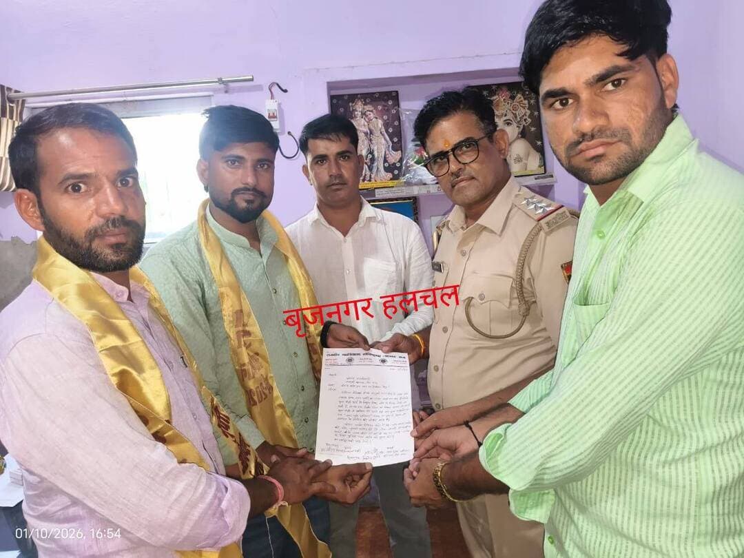 #पानी_की_टंकी_पर_चढ़ा_युवक__
#नशा_रोकने_को_लेकर_पांच_सूत्रीय_मांग
#एसडीएम_को_सौंपा_ज्ञापन__
#ब्रजनगर_____
क्षेत्र के गांव खेड़ली गुर्जर में गांव मोराका निवासी फूलसिंह गुर्जर आज पानी की टंकी पर चढ़ गया।
सूचना मिलते ही एसडीएम दुर्गाप्रसाद मीना,तहसीलदार कमल चंद शर्मा,जालुकी थानाधिकारी मनीराम शर्मा मौके पर पहुंचे।ओर युवक को आश्वाशन देकर नीचे उतारा।
#क्षेत्र में अवैध शराब व अन्य मादक पदार्थों की बिक्री पर पूर्ण प्रतिबंध लगाया जाए तथा स्कूल, कॉलेजों के 500 मीटर दायरे में स्थित नशे के ठेकों / दुकानों को तुरंत हटाया जाए।
#तहसील स्तर पर एक सरकारी, निःशुल्क नशा-मुक्ति एवं परामर्श केंद्र खोला जाए, जहाँ गरीब परिवारों का मुफ्त इलाज हो सके।
#सभी सरकारी स्कूलों व कॉलेजों में हर महीने नशा-मुक्ति जागरूकता अभियान चलाया जाए जिसमें पुलिस, डॉक्टर व सामाजिक कार्यकर्ता युवाओं को जागरूक करें।
#नशे के बड़े तस्करों व सप्लायरों पर NSA और गैंगस्टर एक्ट जैसी कठोर धाराओं में कार्रवाई की जाए व उनकी अवैध संपत्ति जब्त की जाए।
#युवाओं को नशे से दूर रखने के लिए हर ग्राम पंचायत स्तर पर खेल मैदान, पुस्तकालय और रोजगारपरक कौशल प्रशिक्षण की व्यवस्था की जाए।