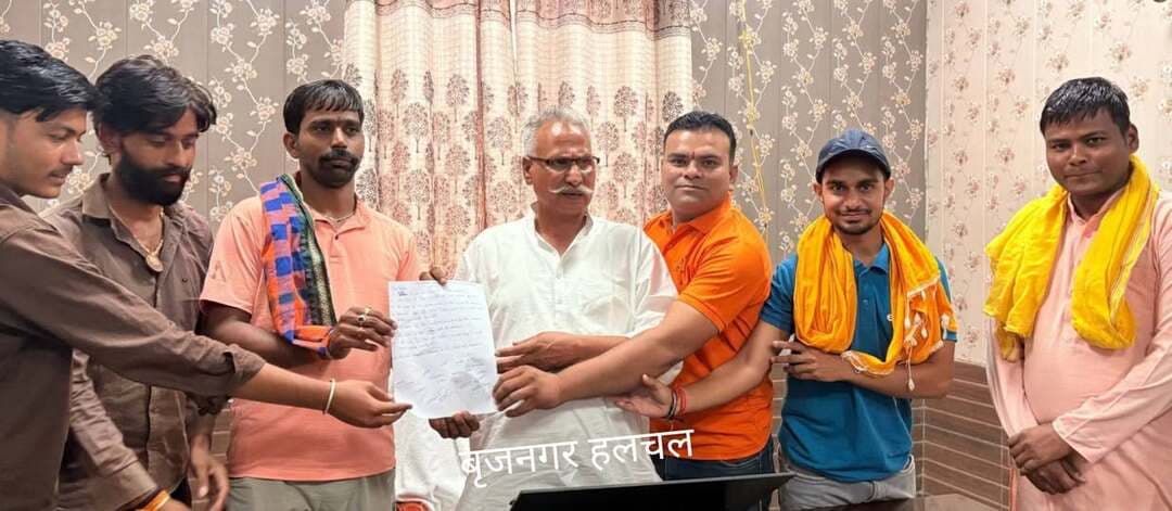 #गोरक्षकों_ने_सौंपा_ज्ञापन___
#गोशाला_खोलने_की_मांग___
#बृजनगर____
__गोरक्षकों ने चार सूत्रीय मांग को लेकर चेयरमैन को सौंपा ज्ञापन
__निराश्रित घूम रहे गोवंश के लिए उपचार शाला के लिए जगह एवं गौशाला की मांग।
__गोवंश पर तेजाब डालने वालों के प्रति सख्त कार्रवाई की जाए
__निःशुल्क गौ एंबुलेंस में नपा प्रशासन द्वारा डीजल सहयोग
__जो अपने निजी गाय को या बछड़ा को छोड़ता है तो उसके प्रति भी कार्यवाही की जाए.
__नगर पालिका चेयरमेन भानसिंह सोनी को सौंपा ज्ञापन
__मौके पर गोरक्षा प्रमुख धीरज मित्तल,महेश शर्मा,अंकित वैष्णव,इन्द्रदेव कोशिक,पार्षद प्रतिनिधि रवि सेनी आदि मौजूद रहे।
