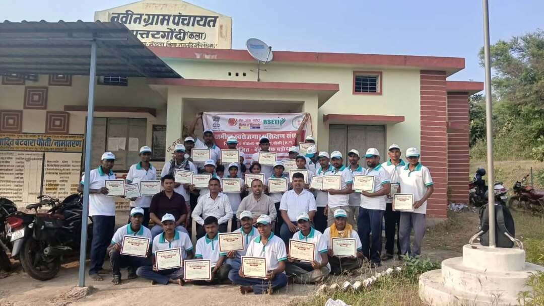 कौशल विकास से आत्मनिर्भरता की ओर, ग्रामीण युवाओं को मिला नया अवसर
सेवा संकल्प अभियान के तहत ग्राम पुत्तरगोदी कला में बैंक ऑफ बड़ौदा ग्रामीण स्वरोजगार प्रशिक्षण संस्थान, मानपुर द्वारा आयोजित एक माह के राजमिस्त्री प्रशिक्षण कार्यक्रम का सफलतापूर्वक समापन हुआ। इस अवसर पर प्रशिक्षणार्थियों को प्रमाण पत्र एवं टूल किट वितरित किए गए।
#सेवा_संकल्प_अभियान #sevasankalpabhiyan #chhattishgarh
@chhattisgarhcmo @dpr.chhattisgarh