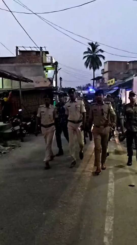 आज दिनांक- 15.10.2026 को पुलिस अधीक्षक, किशनगंज के निर्देशानुसार आगामी दुर्गा पूजा-2026 को शांतिपूर्ण एवं सौहार्दपूर्ण वातावरण में संपन्न कराने तथा आगामी विधान परिषद चुनाव के मद्देनजर विधि-व्यवस्था संधारण एवं शांतिपूर्ण माहौल बनाए रखने के उद्देश्य से अनुमंडल पुलिस पदाधिकारी-01 एवं अंचल पुलिस निरीक्षक, किशनगंज के नेतृत्व में कोचाधामन थाना अंतर्गत पुलिस पदाधिकारियों एवं कर्मियों द्वारा फ्लैग मार्च किया गया।
इस दौरान पुलिस बल द्वारा क्षेत्र के विभिन्न इलाकों में फ्लैग मार्च कर आमजन में सुरक्षा की भावना सुदृढ़ करने तथा शांति, सद्भाव एवं सामाजिक सौहार्द बनाए रखने का संदेश दिया गया। साथ ही, आगामी विधान परिषद चुनाव के मद्देनजर क्षेत्र में विधि-व्यवस्था बनाए रखने, निष्पक्ष एवं शांतिपूर्ण चुनाव संपन्न कराने तथा असामाजिक तत्वों पर सतत निगरानी रखने के प्रति पुलिस की प्रतिबद्धता प्रदर्शित की गई।
किशनगंज पुलिस आम नागरिकों से अपील करती है कि वे पर्व-त्योहार एवं चुनाव के दौरान शांति एवं सौहार्द बनाए रखें तथा किसी भी प्रकार की अफवाहों पर ध्यान न दें। किसी भी संदिग्ध गतिविधि की सूचना तत्काल पुलिस को दें।
किशनगंज पुलिस दुर्गा पूजा को शांतिपूर्ण एवं आगामी विधान परिषद चुनाव को निष्पक्ष, भयमुक्त एवं शांतिपूर्ण वातावरण में संपन्न कराने हेतु पूरी तरह सतर्क एवं प्रतिबद्ध है।