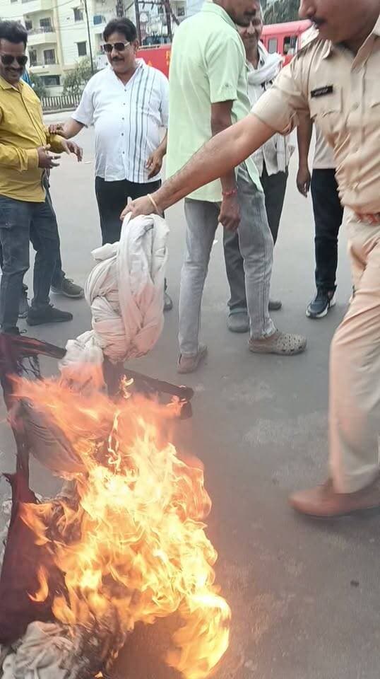 सतना,कांग्रेस की ‘वोट बचाओ, देश बचाओ’ रैली, सिविल लाइन चौराहे पर किया पुतला दहन
सतना। कांग्रेस द्वारा ‘वोट बचाओ, देश बचाओ’ का नारा देते हुए मोटरसाइकिल रैली निकाली गई। रैली के दौरान कांग्रेस कार्यकर्ताओं ने नारेबाजी करते हुए अपना विरोध दर्ज कराया। इसके बाद सिविल लाइन चौराहे पर पहुंचकर पुतला दहन किया👆