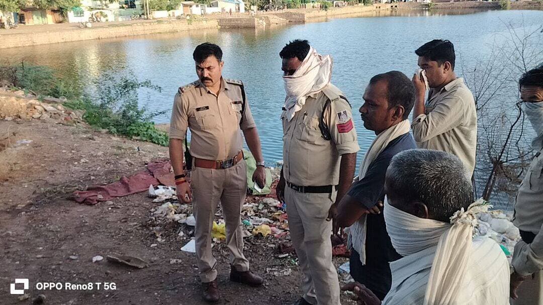 पुरैना तालाब में अज्ञात व्यक्ति का छत विक्षत अवस्था में शव मिलने से क्षेत्र में फैली सनसनी, मौके पर पहुंचे कोतवाली TI मनीष कुमार, शव को बरामद कर जांच में जुटी कोतवाली पुलिस