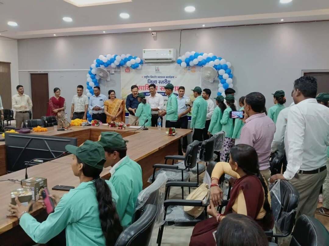 राष्ट्रीय किशोर स्वास्थ्य कार्यक्रम अंतर्गत जिला स्तरीय साथिया समागम का आयोजन
किशोर-किशोरियों के शारीरिक एवं मानसिक स्वास्थ्य, सामाजिक समस्याओं तथा नशे से बचाव के संबंध में दी गई जानकारी
राष्ट्रीय किशोर स्वास्थ्य कार्यक्रम के अंतर्गत गुरुवार को जिला स्तरीय साथिया समागम का आयोजन किया गया। कार्यक्रम में जिले के समस्त विकासखंडों से चयनित साथिया, परामर्शदाता, एएनएम, मास्टर ट्रेनर एवं विभागीय अधिकारियों ने सहभागिता की।
कार्यक्रम में किशोरावस्था के दौरान बालक-बालिकाओं में होने वाले शारीरिक, मानसिक एवं हार्मोनल बदलावों, सामाजिक समस्याओं तथा नशे की लत से बचाव के संबंध में विस्तृत जानकारी दी गई। साथ ही किशोर-किशोरियों को स्वास्थ्य के प्रति जागरूक करने, उनकी समस्याओं को समझने तथा अपने सहपाठियों को उचित मार्गदर्शन एवं परामर्श प्रदान करने के संबंध में जानकारी दी गई।
इस दौरान किशोर स्वास्थ्य से जुड़े विभिन्न विषयों पर चर्चा करते हुए साथिया एवं परामर्शदाताओं को अपने क्षेत्र में किशोर-किशोरियों के बीच स्वास्थ्य संबंधी जागरूकता बढ़ाने के लिए प्रेरित किया गया।
कार्यक्रम में जिला स्वास्थ्य अधिकारी डॉ. जतिन भार्गव, डॉ. हेमेन्द्र देवड़ा, डॉ. सुमित डामोर, जिला कार्यक्रम प्रबंधक (डीपीएम) सहित स्वास्थ्य विभाग के अधिकारी एवं कर्मचारी उपस्थित रहे। कार्यक्रम के अंत में राष्ट्रीय किशोर स्वास्थ्य कार्यक्रम के प्रभावी क्रियान्वयन एवं किशोर स्वास्थ्य के प्रति जागरूकता बढ़ाने के प्रयासों के लिए स्वास्थ्य विभाग के प्रति आभार व्यक्त किया गया।
Jansampark Madhya Pradesh CM Madhya Pradesh Indore Commissioner Directorate of Health Services, Madhya Pradesh #Jhabua #JansamparkMP